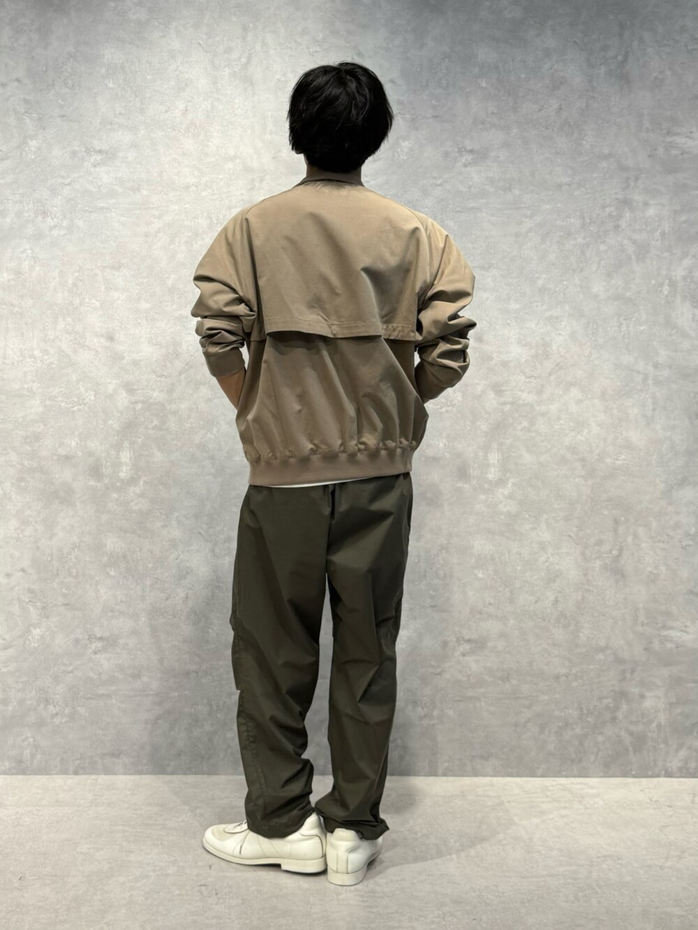 グリーン系のその他パンツ、ホワイト系のTシャツ/カットソーを着用したメンズの夏コーディネートの3枚目の写真