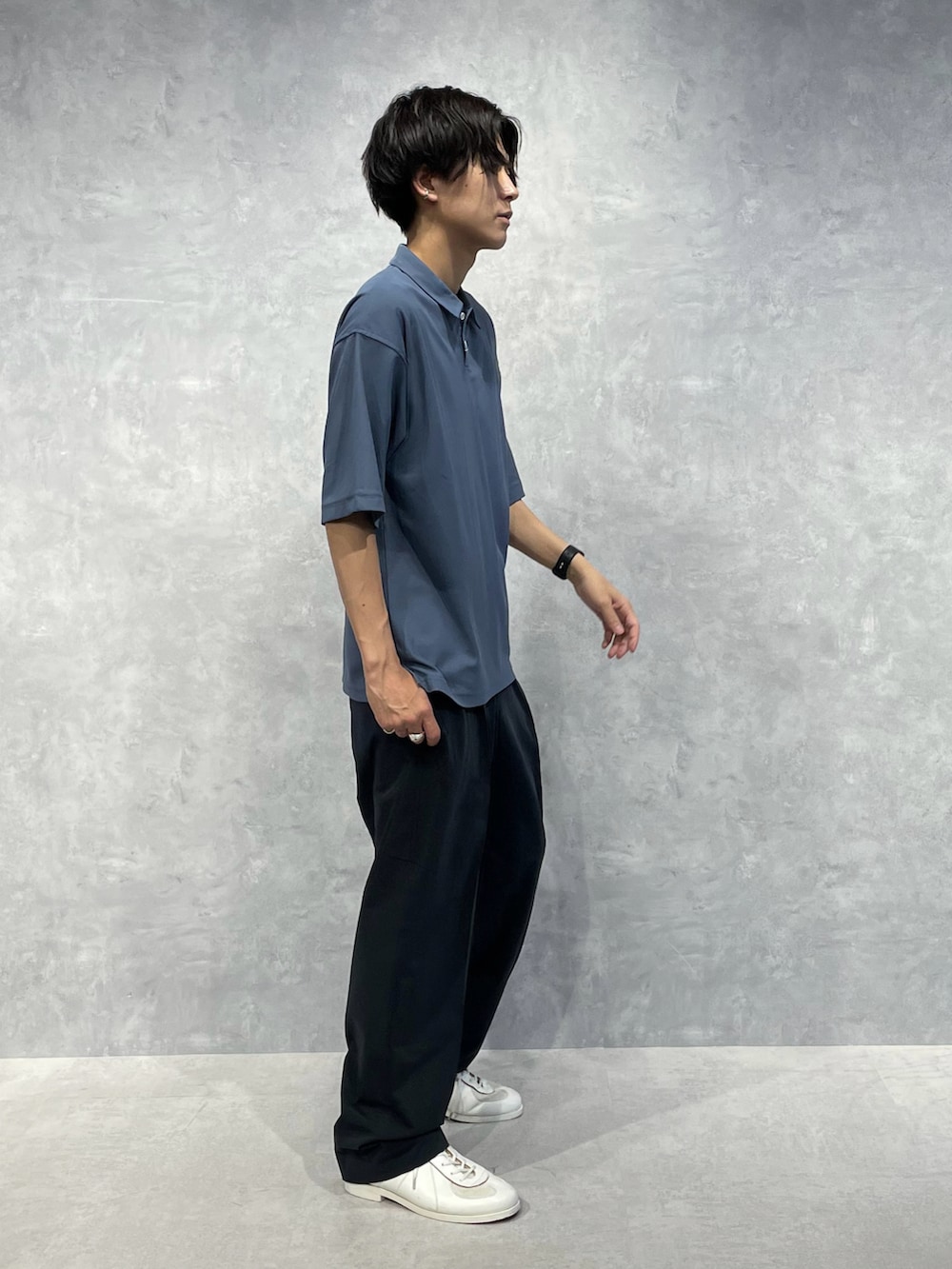 ブルー系のポロシャツ、ブルー系のその他パンツ、ホワイト系のトートバッグを着用したメンズの夏コーディネートの2枚目の写真