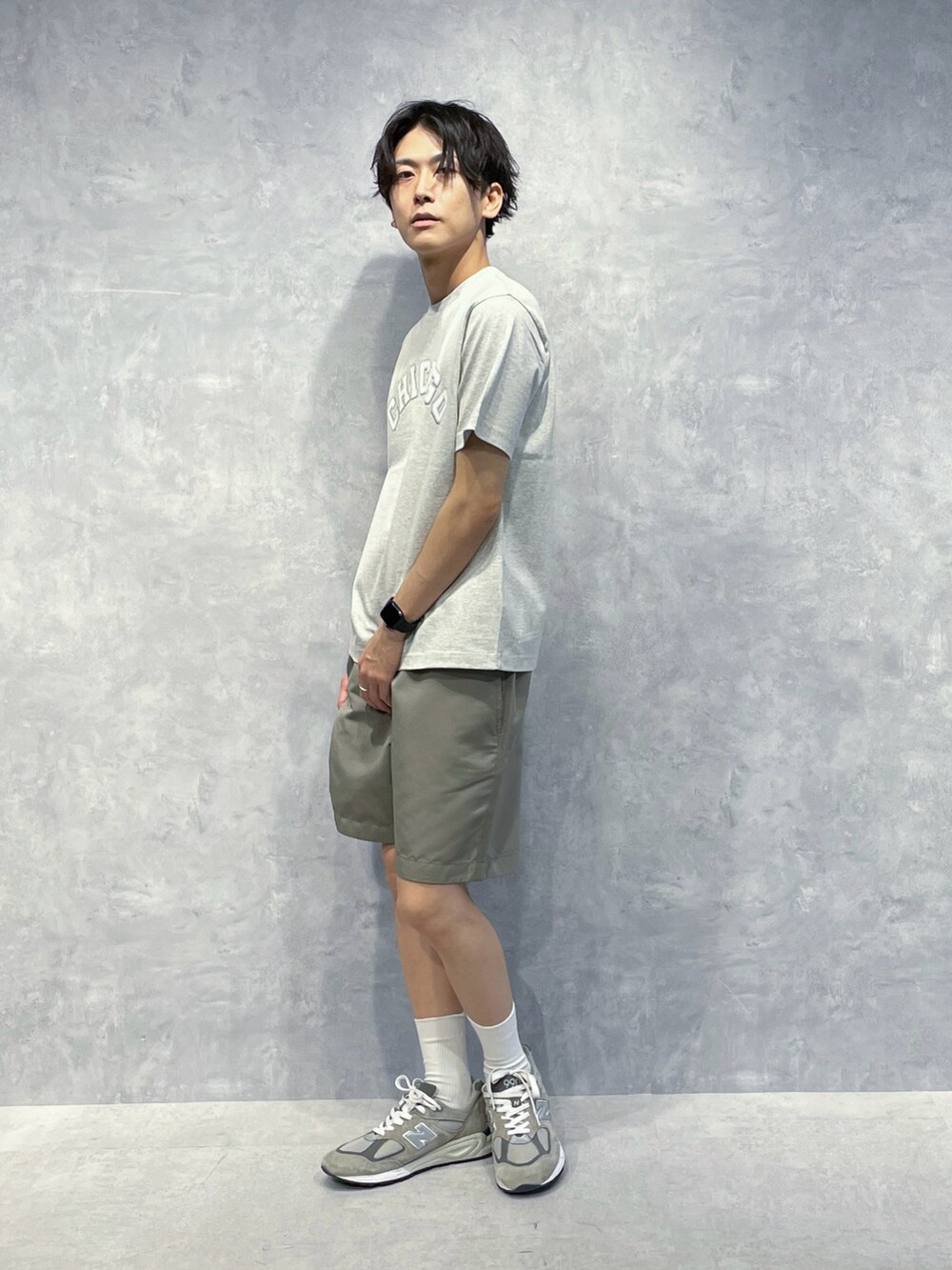 グリーン系のその他パンツ、その他のTシャツ/カットソー、ホワイト系のトートバッグを着用したメンズの夏コーディネートの2枚目の写真