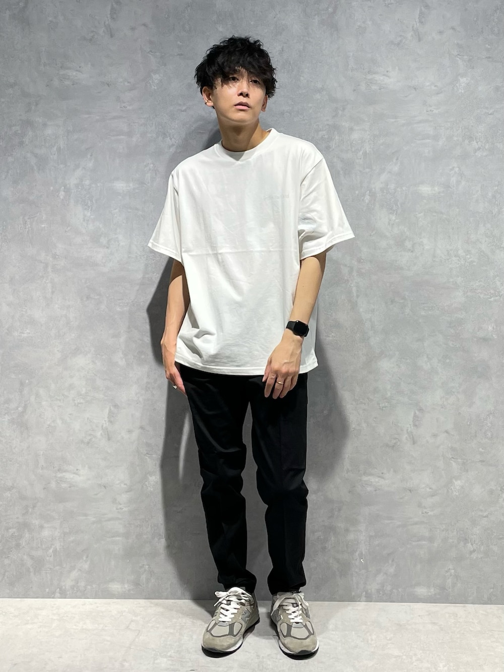 ブルー系のシャツ/ブラウス、ホワイト系のTシャツ/カットソー、ブラック系のスラックスを着用したメンズの春コーディネートの4枚目の写真