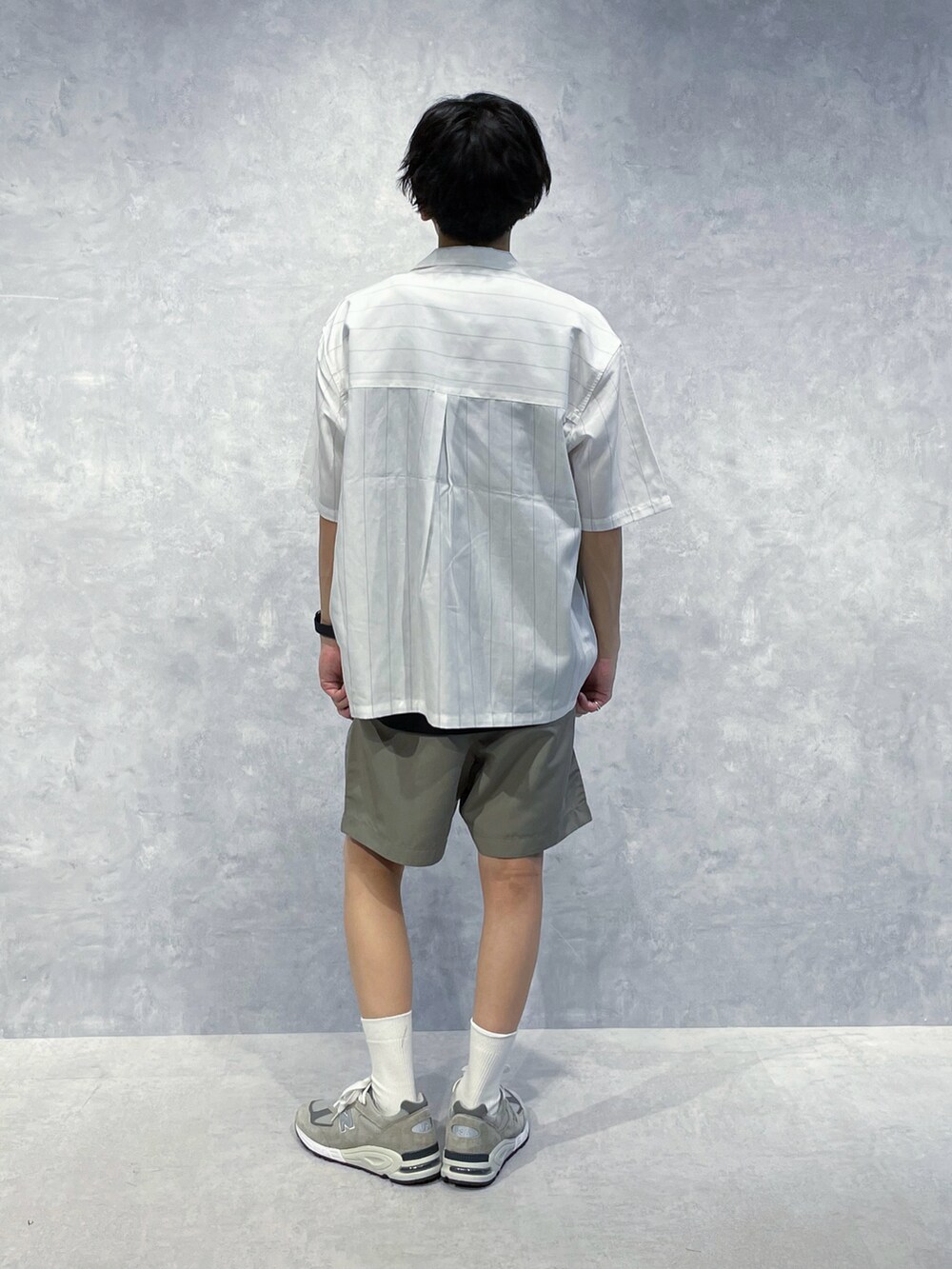 グリーン系のその他パンツ、ブラック系のタンクトップ、ホワイト系のシャツ/ブラウスを着用したメンズの夏コーディネートの3枚目の写真