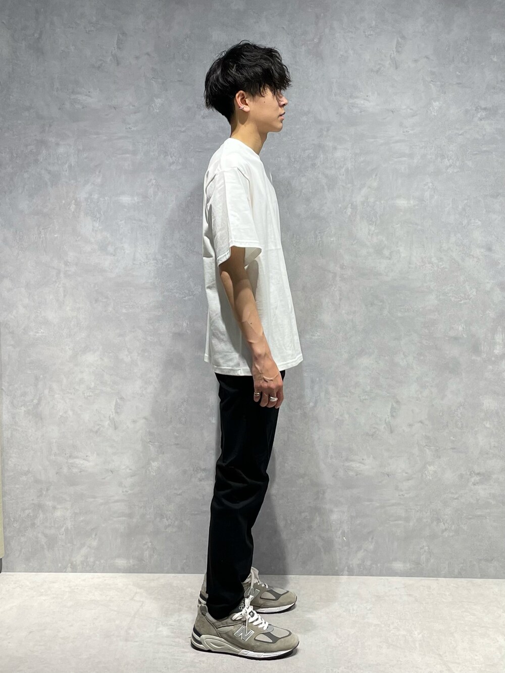 ブルー系のシャツ/ブラウス、ホワイト系のTシャツ/カットソー、ブラック系のスラックスを着用したメンズの春コーディネートの5枚目の写真