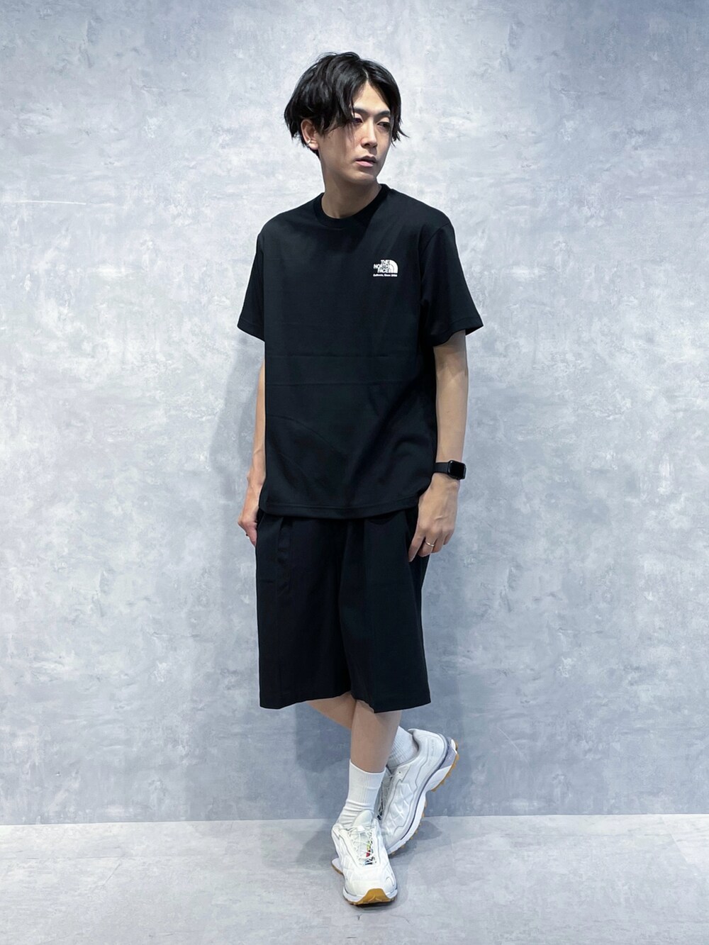 ブラック系のその他パンツ、ホワイト系のトートバッグを着用したメンズの夏コーディネートの2枚目の写真