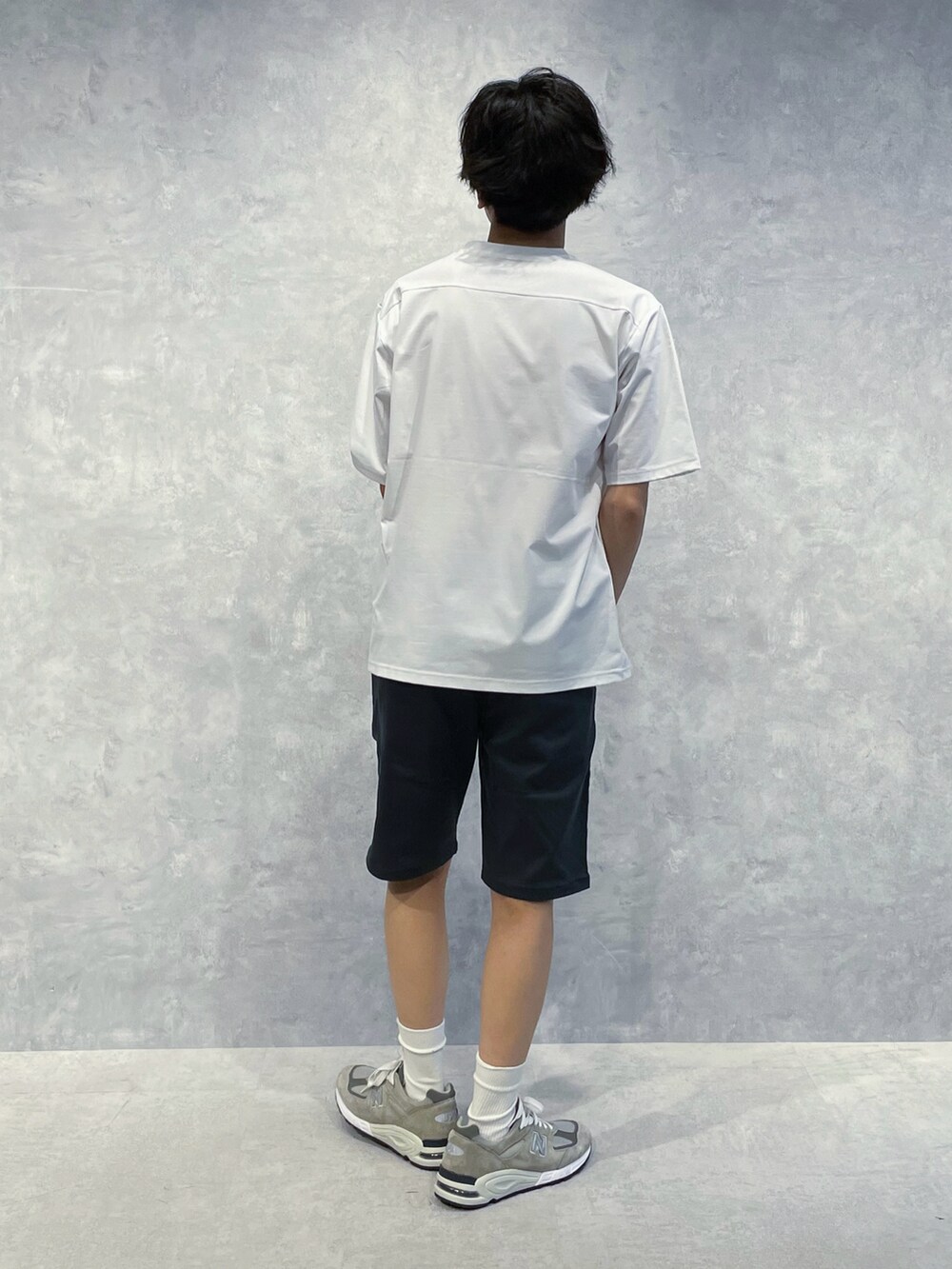 ホワイト系のトートバッグ、グレー系のその他パンツを着用したメンズの夏コーディネートの5枚目の写真