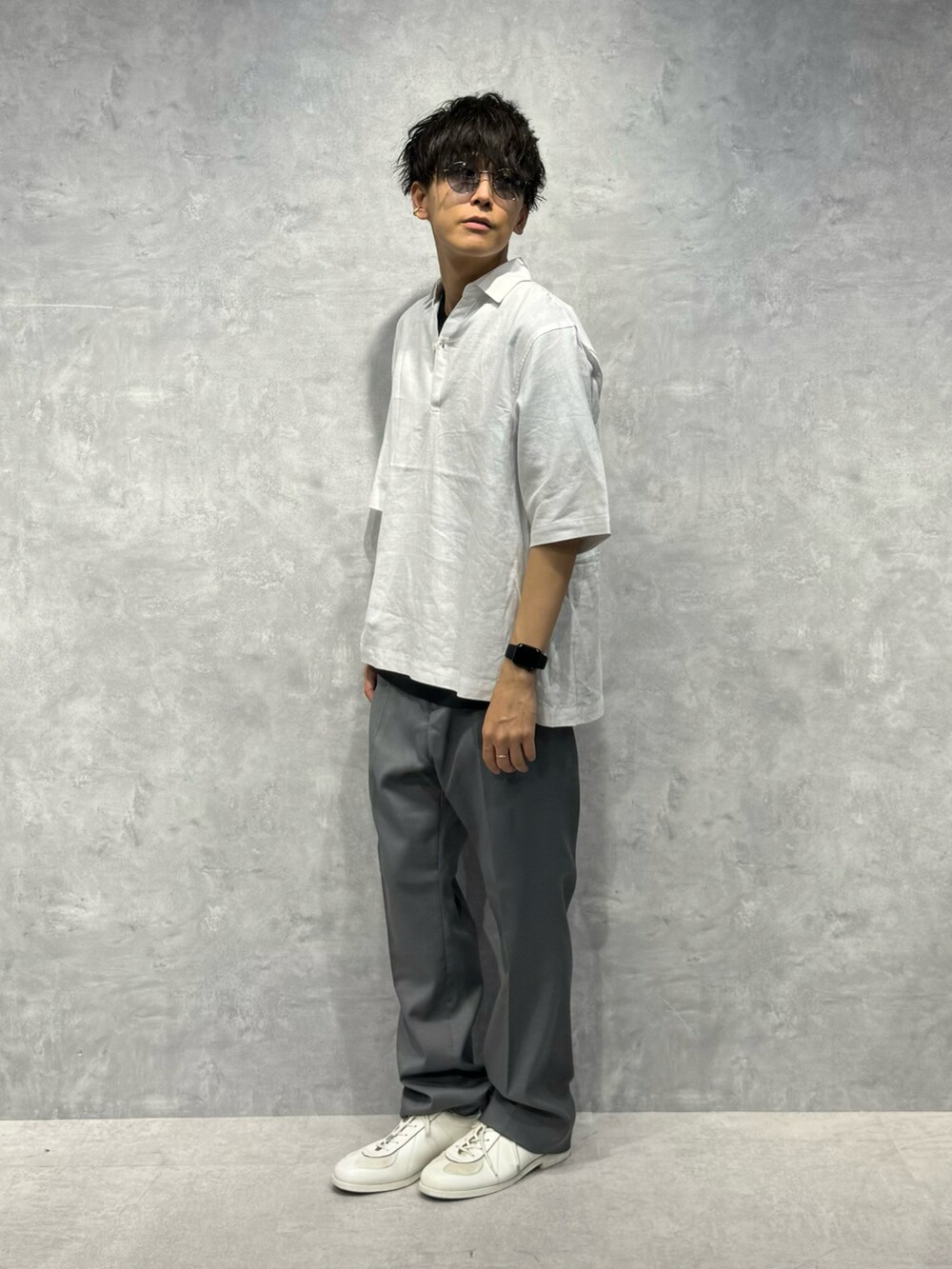 グレー系のスラックス、ホワイト系のシャツ/ブラウス、ブラック系のTシャツ/カットソーを着用したメンズの夏コーディネートの2枚目の写真