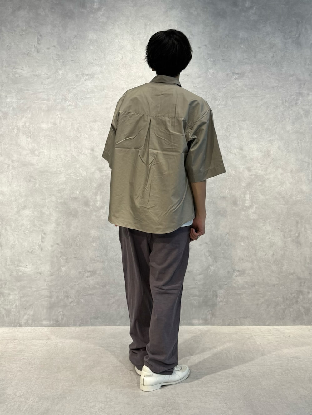 グレー系のシャツ/ブラウス、グレー系のその他パンツ、ホワイト系のTシャツ/カットソーを着用したメンズの夏コーディネートの3枚目の写真