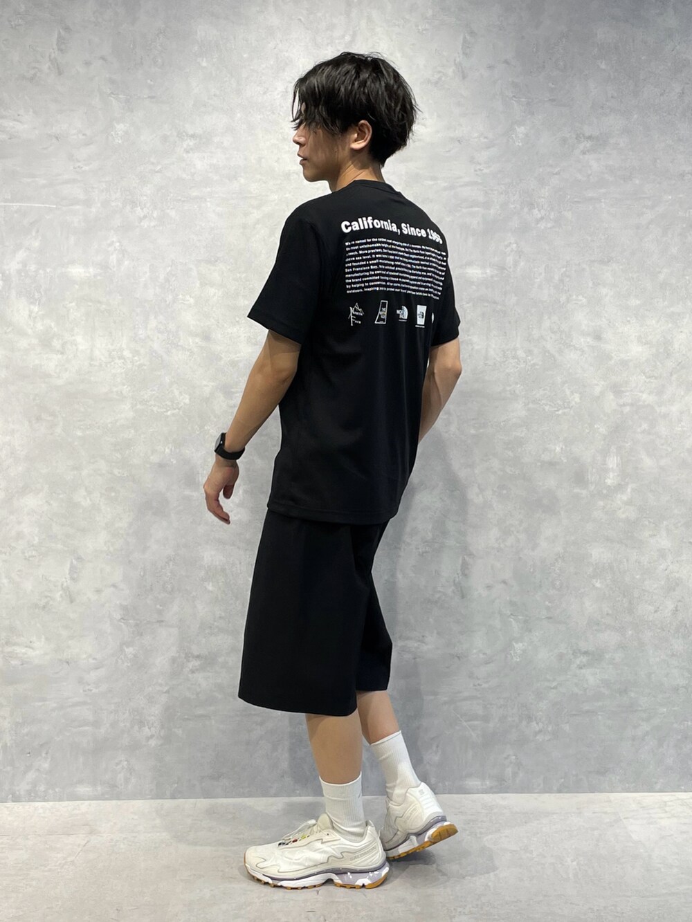 ブラック系のその他パンツ、ホワイト系のトートバッグを着用したメンズの夏コーディネートの4枚目の写真