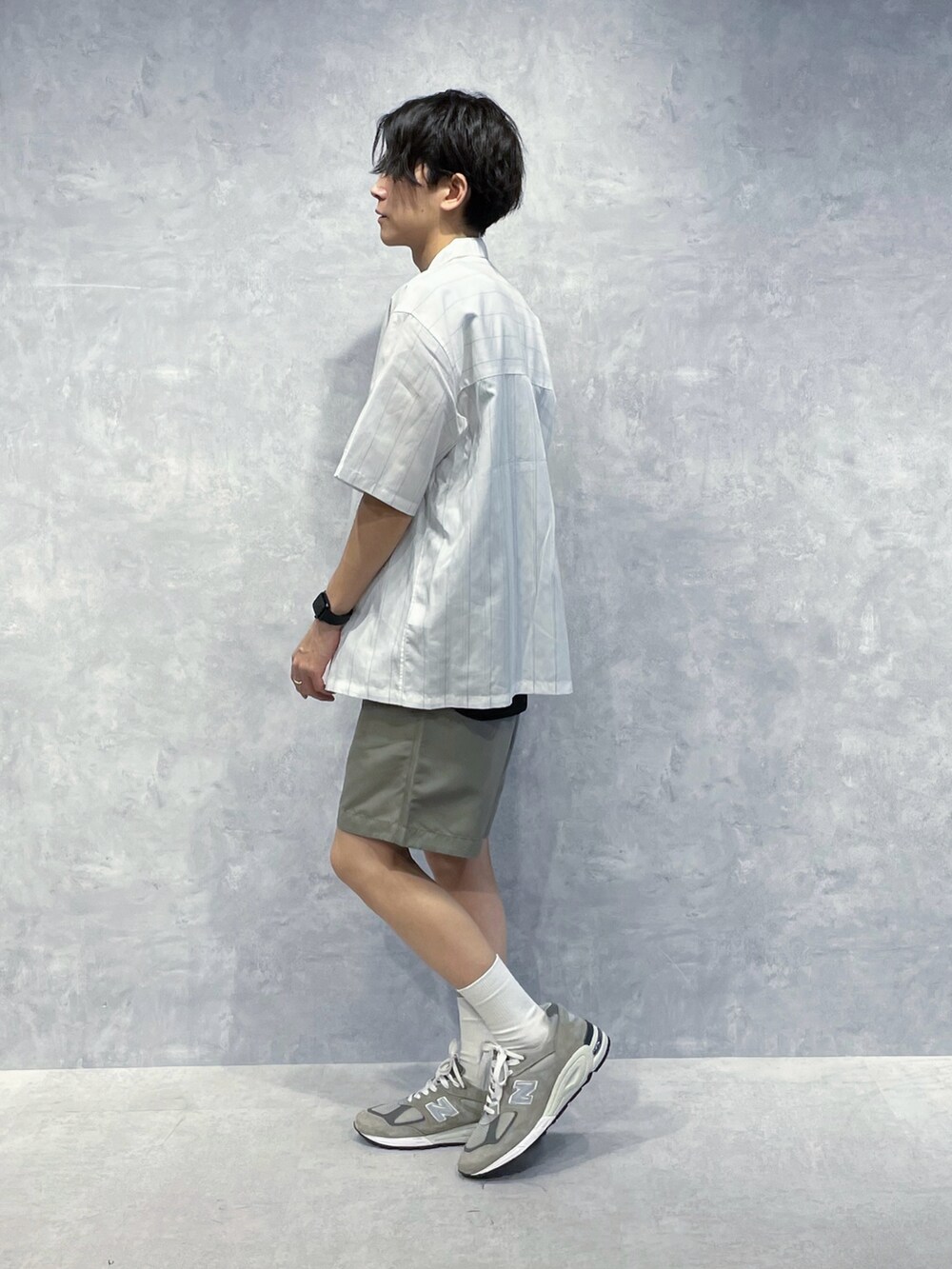 グリーン系のその他パンツ、ブラック系のタンクトップ、ホワイト系のシャツ/ブラウスを着用したメンズの夏コーディネートの4枚目の写真