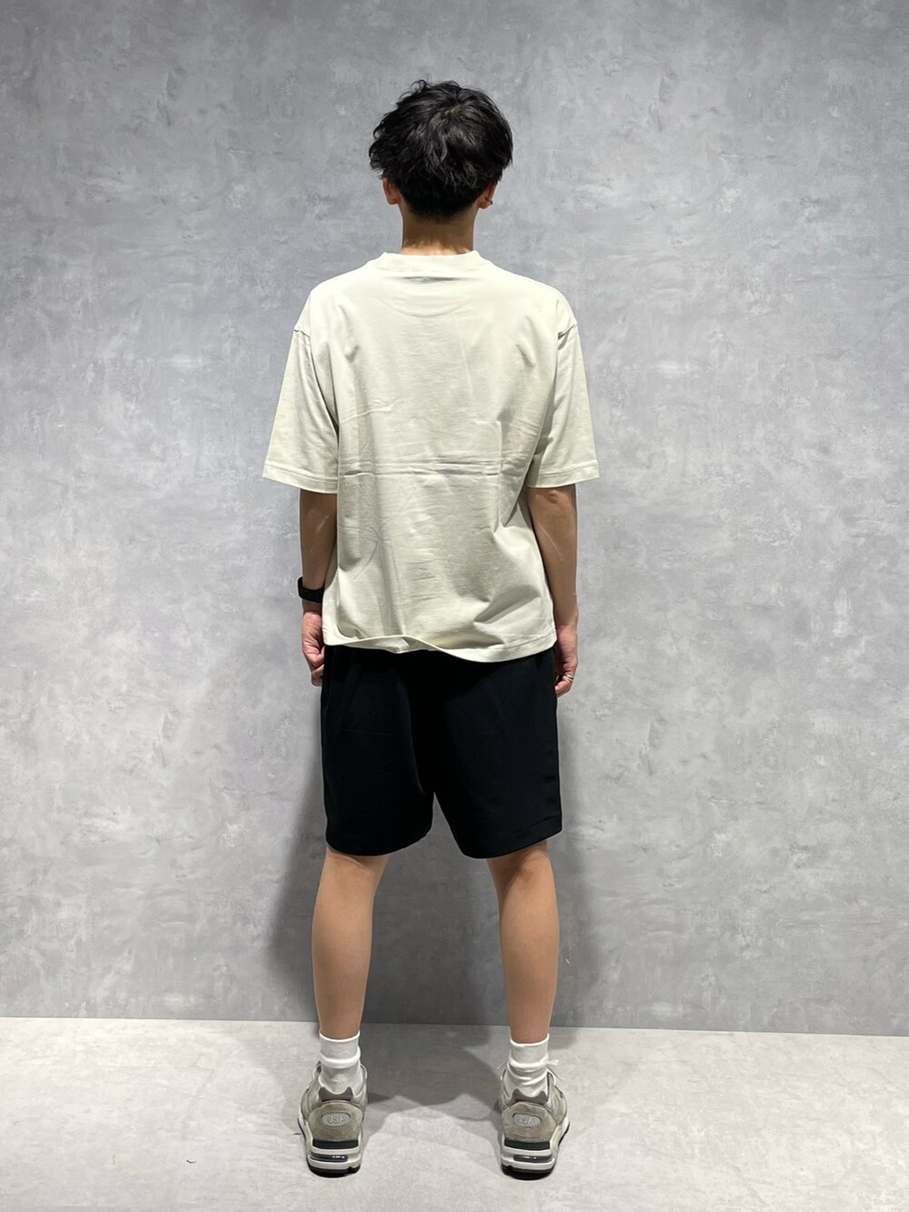 ブラック系のその他パンツ、ホワイト系のTシャツ/カットソー、グレー系のスニーカーを着用したメンズの春コーディネートの3枚目の写真