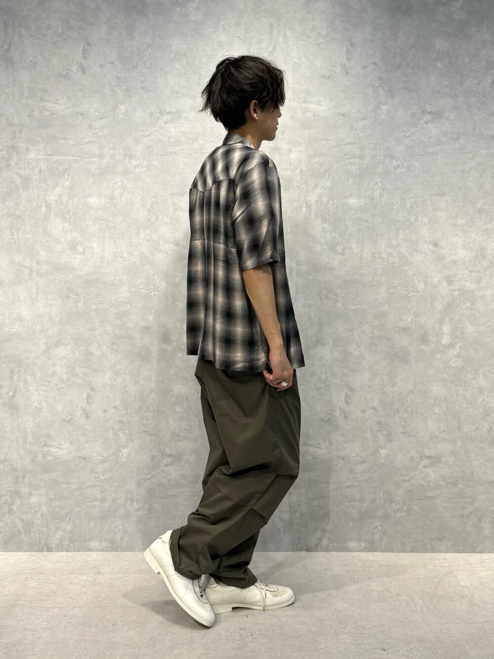 グリーン系のその他パンツ、ホワイト系のTシャツ/カットソー、ブラック系のシャツ/ブラウスを着用したメンズの夏コーディネートの2枚目の写真