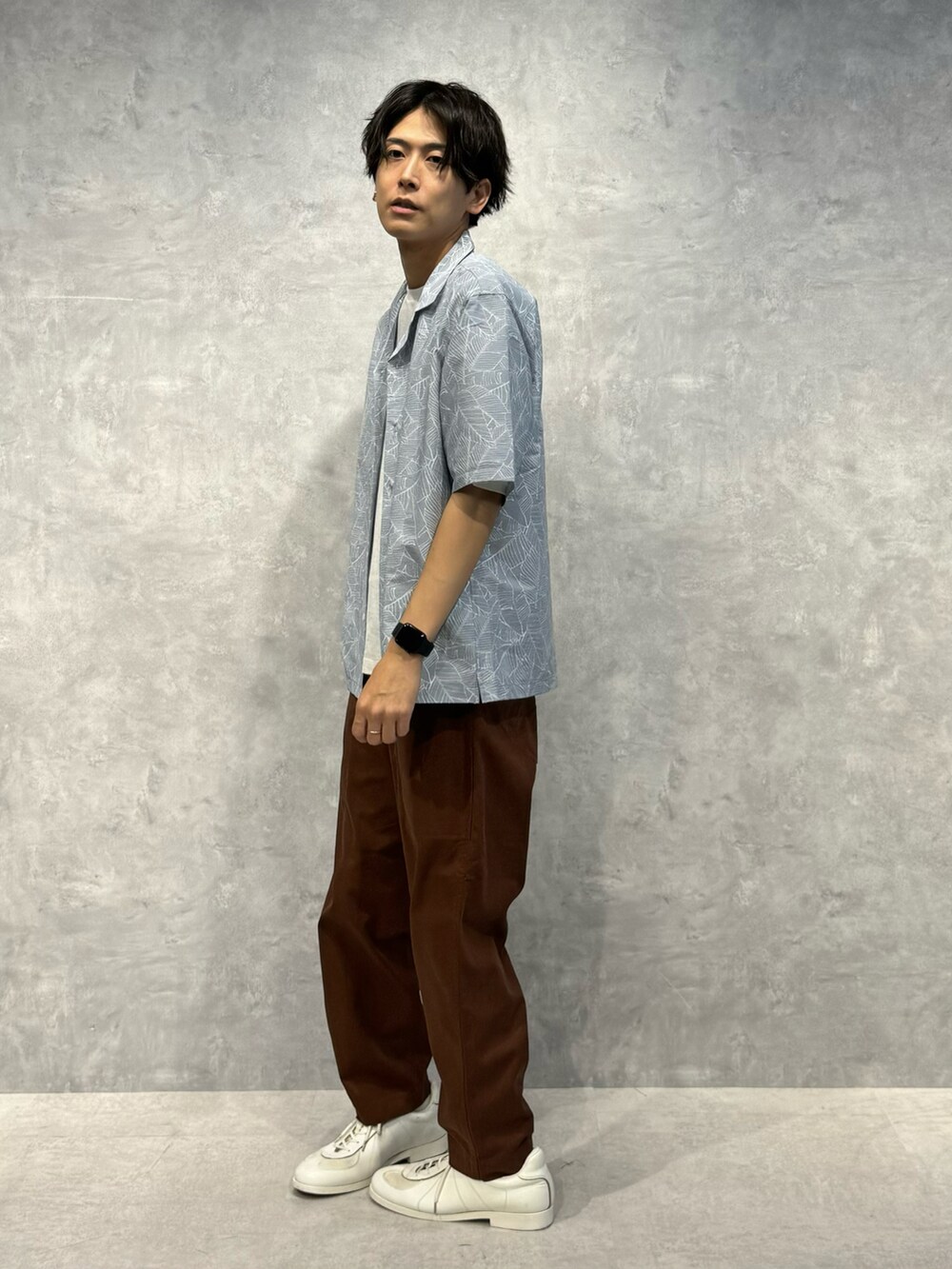 ブラウン系のその他パンツ、グレー系のシャツ/ブラウス、ホワイト系のTシャツ/カットソーを着用したメンズの夏コーディネートの2枚目の写真