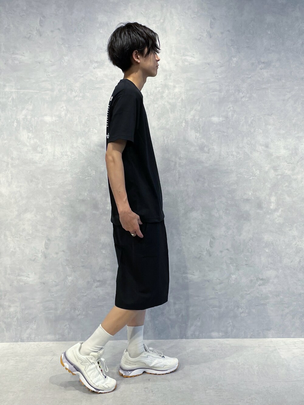 ブラック系のその他パンツ、ホワイト系のトートバッグを着用したメンズの夏コーディネートの3枚目の写真