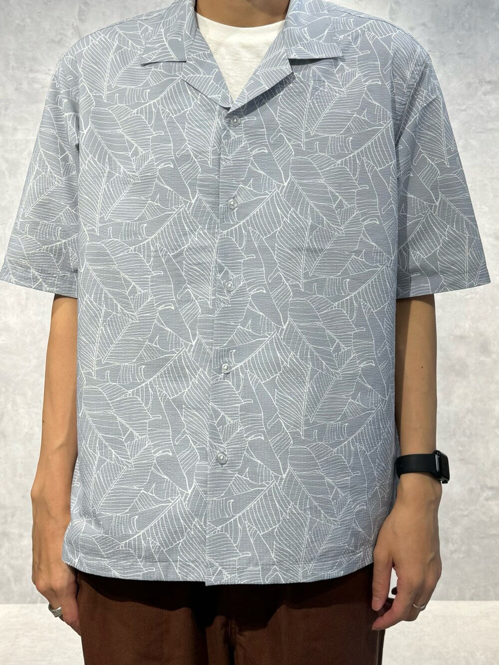 ブラウン系のその他パンツ、グレー系のシャツ/ブラウス、ホワイト系のTシャツ/カットソーを着用したメンズの夏コーディネートの3枚目の写真