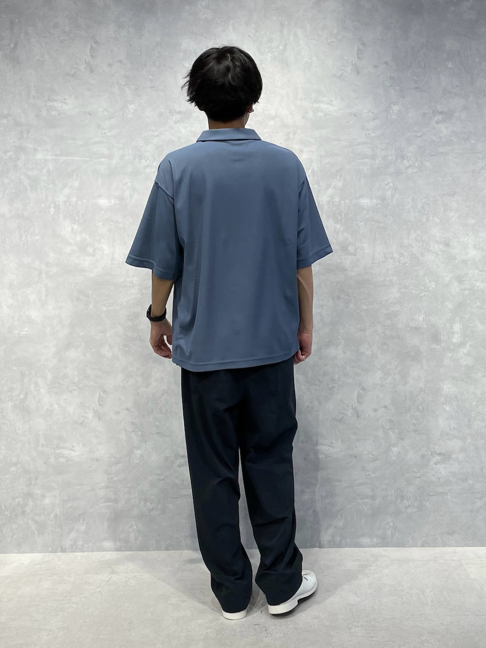 ブルー系のポロシャツ、ブルー系のその他パンツ、ホワイト系のトートバッグを着用したメンズの夏コーディネートの3枚目の写真