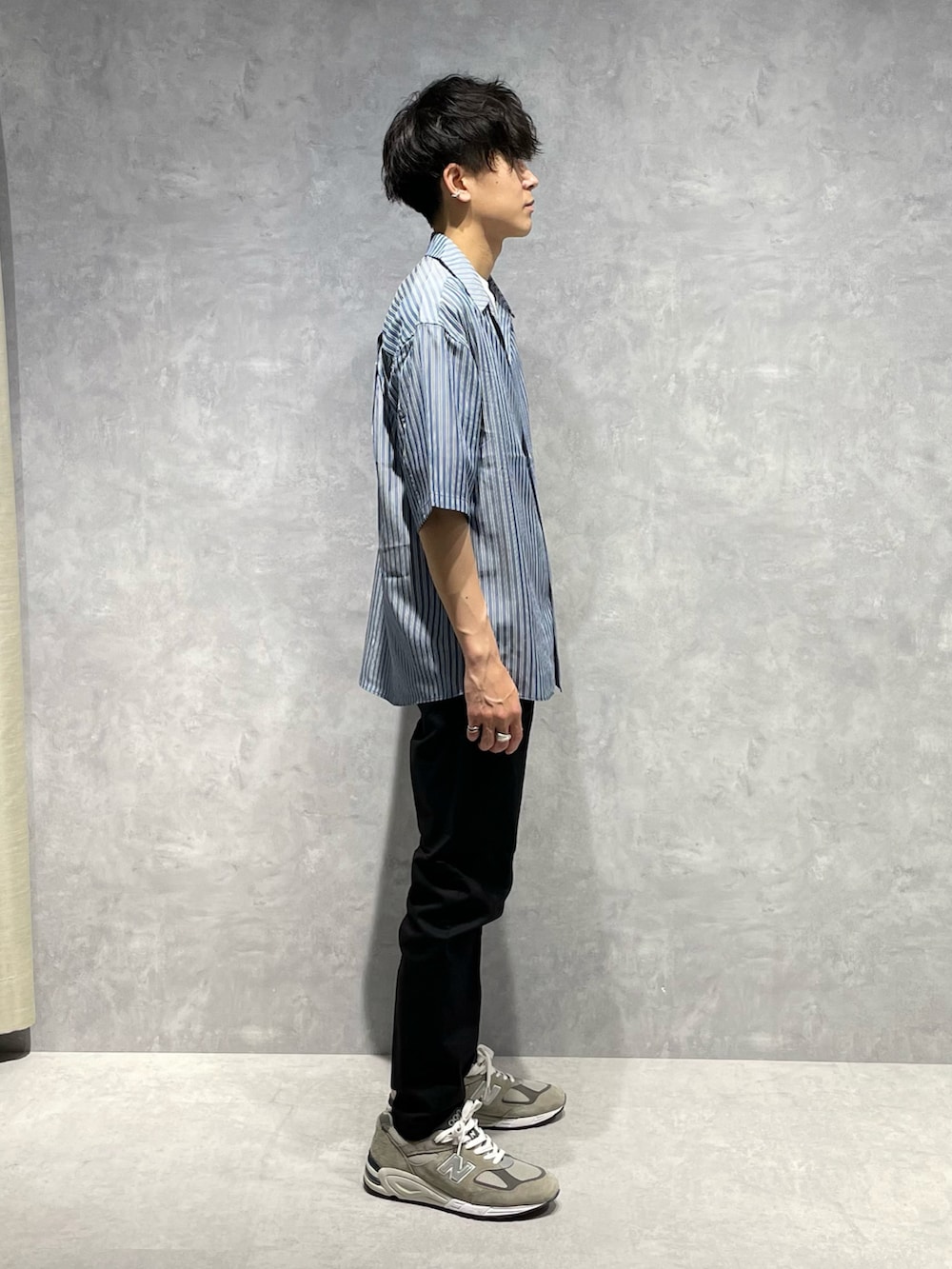 ブルー系のシャツ/ブラウス、ホワイト系のTシャツ/カットソー、ブラック系のスラックスを着用したメンズの春コーディネートの2枚目の写真