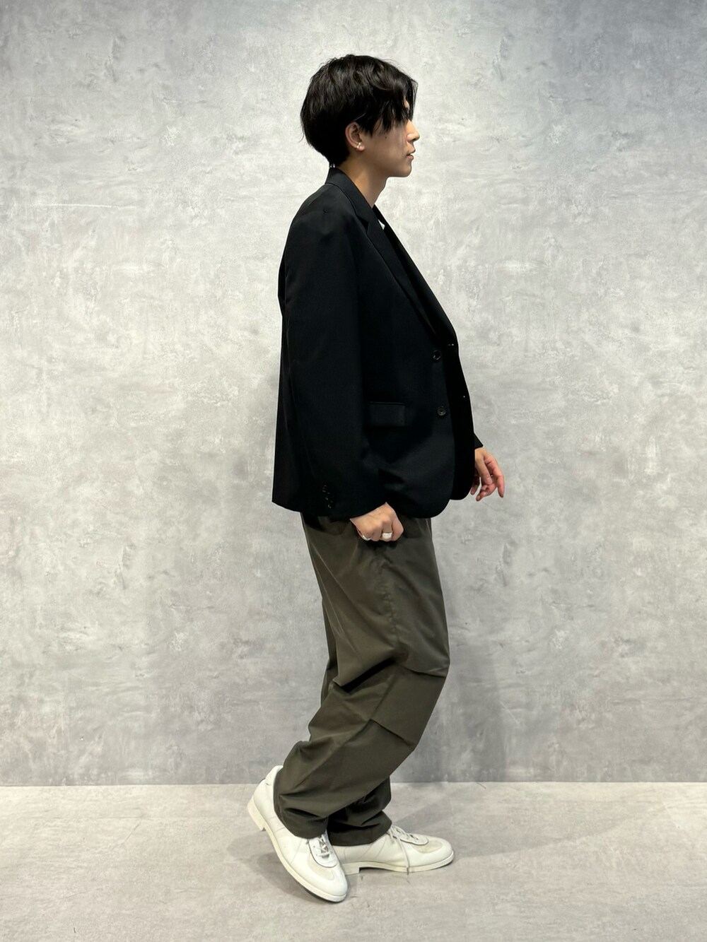 ブルー系のテーラードジャケット、グリーン系のその他パンツ、ホワイト系のTシャツ/カットソーを着用したメンズの夏コーディネートの2枚目の写真