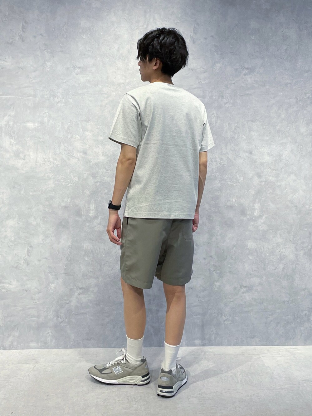 グリーン系のその他パンツ、その他のTシャツ/カットソー、ホワイト系のトートバッグを着用したメンズの夏コーディネートの4枚目の写真