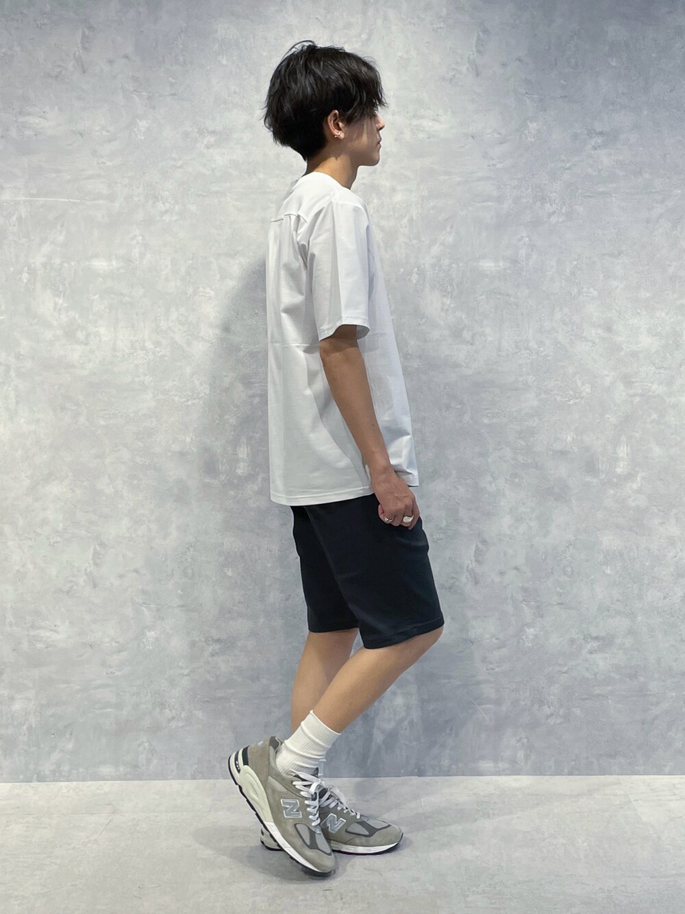 ホワイト系のトートバッグ、グレー系のその他パンツを着用したメンズの夏コーディネートの4枚目の写真