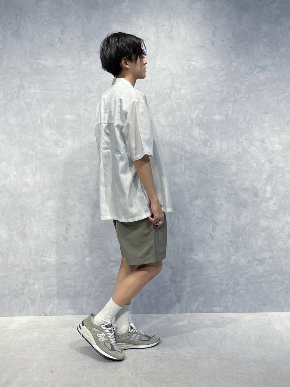 グリーン系のその他パンツ、ブラック系のタンクトップ、ホワイト系のシャツ/ブラウスを着用したメンズの夏コーディネートの2枚目の写真