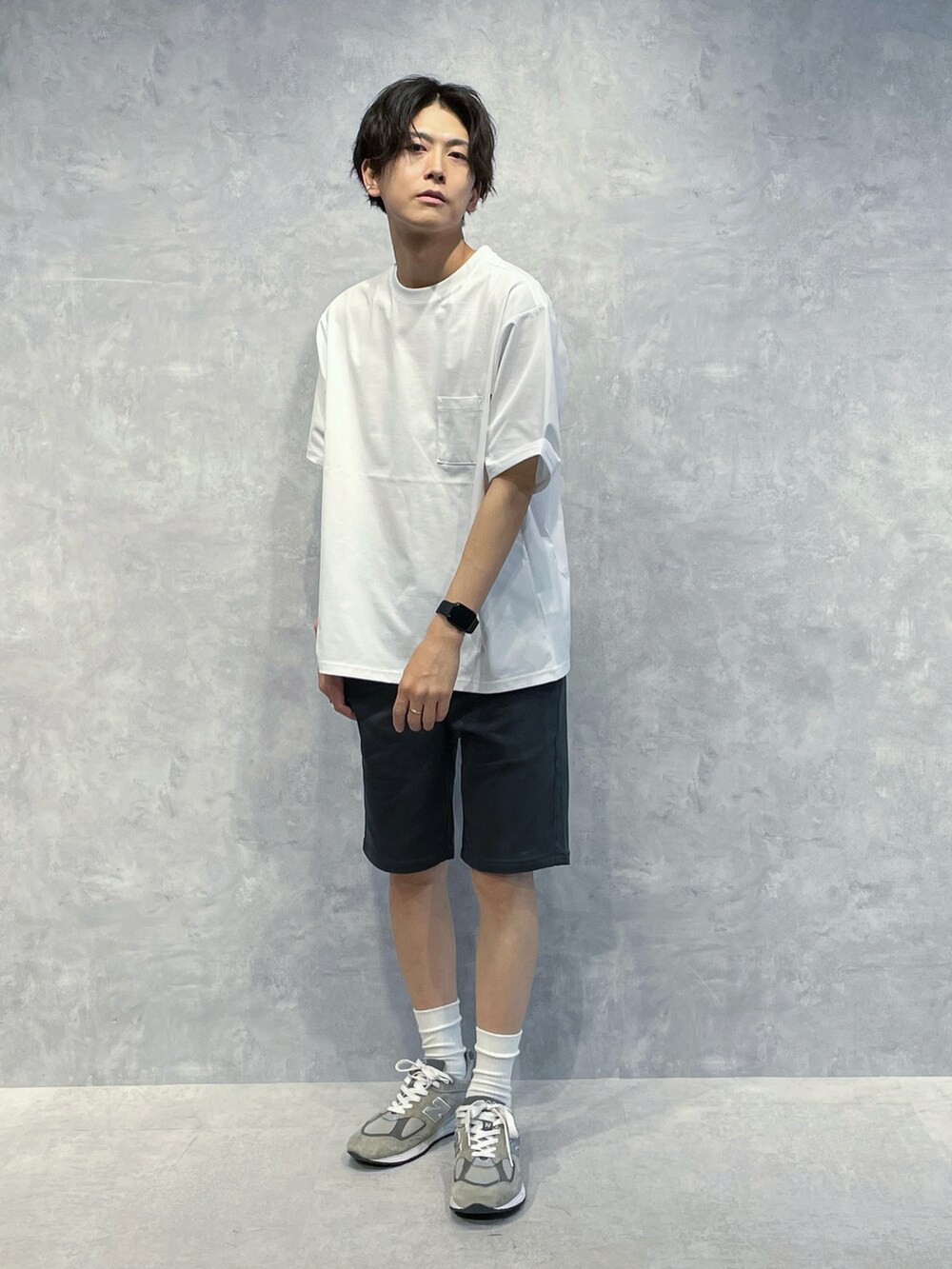 ホワイト系のトートバッグ、グレー系のその他パンツを着用したメンズの夏コーディネートの3枚目の写真