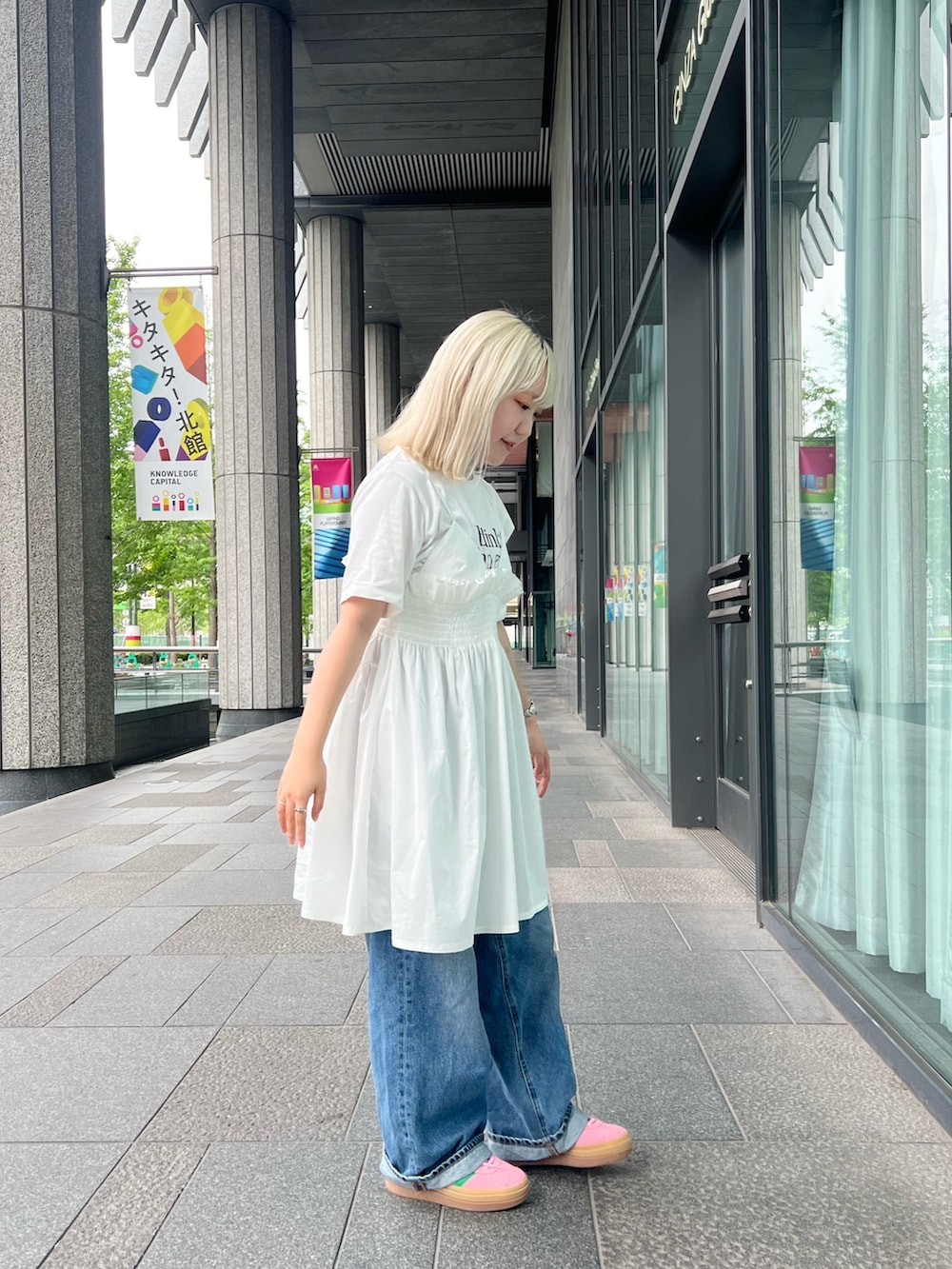 その他のTシャツ/カットソー、ホワイト系のワンピース、ブルー系のデニムパンツを着用したレディースの夏コーディネートの2枚目の写真