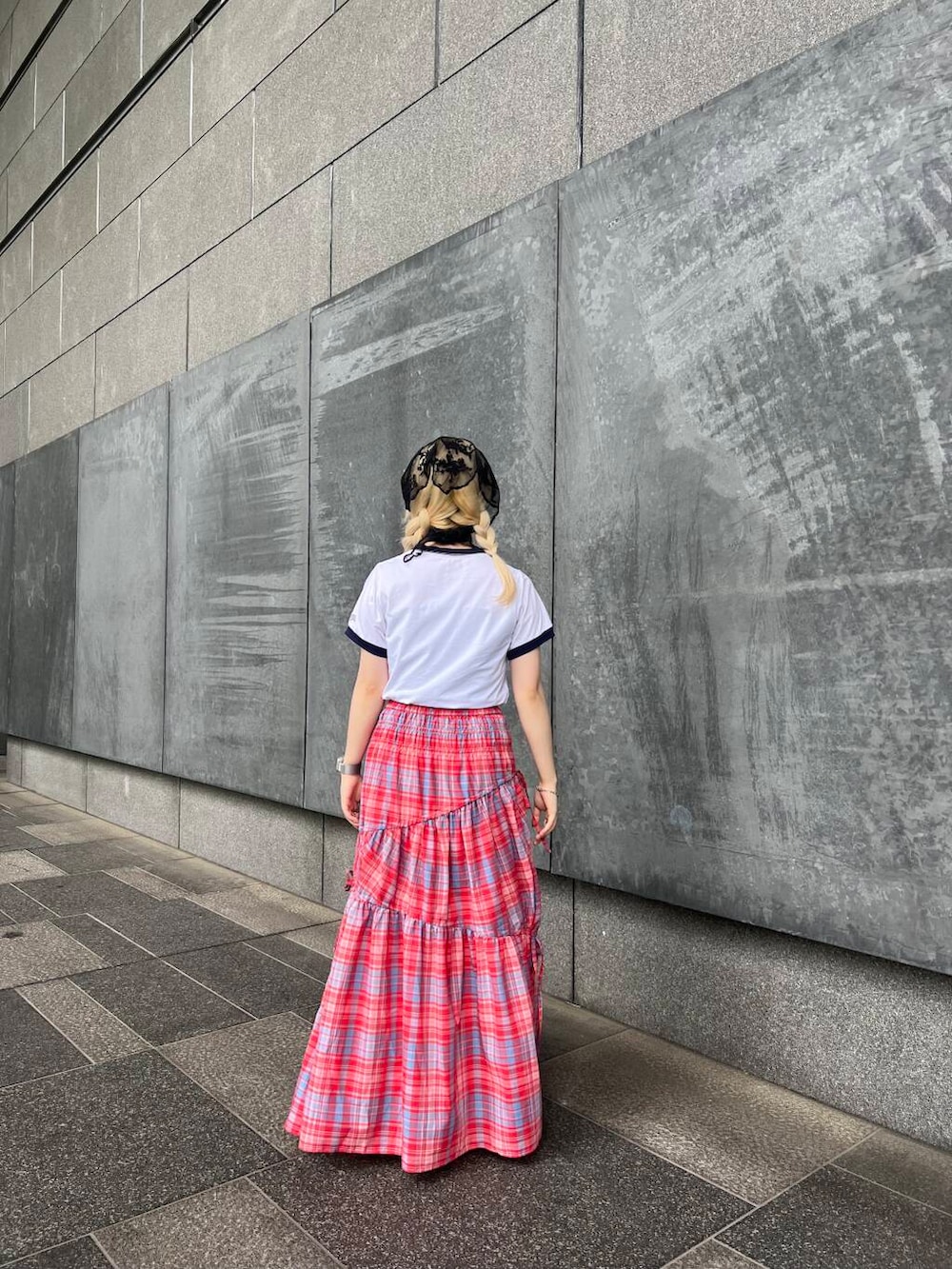 レッド系のスカート、ホワイト系のTシャツ/カットソー、ブラック系のバンダナ/スカーフを着用したレディースの夏コーディネートの3枚目の写真