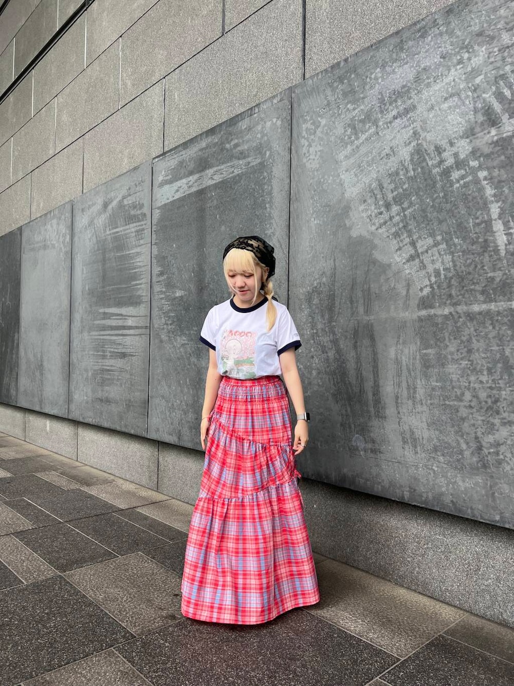 レッド系のスカート、ホワイト系のTシャツ/カットソー、ブラック系のバンダナ/スカーフを着用したレディースの夏コーディネートの2枚目の写真