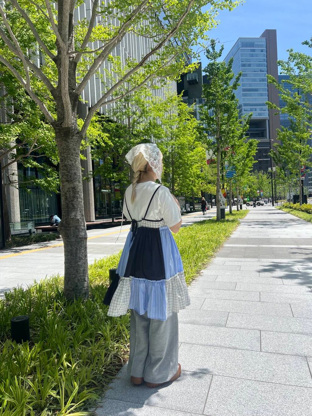 その他のTシャツ/カットソー、グレー系のその他パンツ、ブルー系のワンピースを着用したレディースの春コーディネートの2枚目の写真