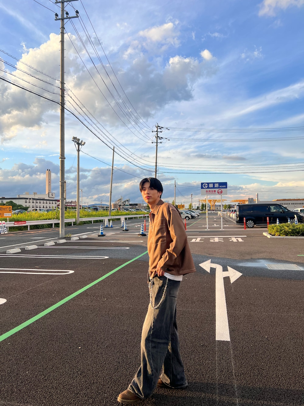 ブラック系のデニムパンツ、ブラウン系のブルゾンを着用したメンズの秋コーディネートの2枚目の写真