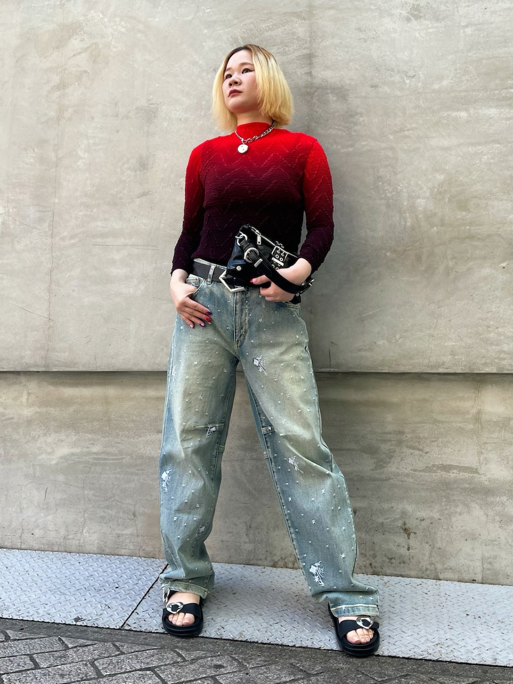 レッド系のシャツ/ブラウス、ブルー系のデニムパンツ、レッド系のショルダーバッグを着用したレディースの春コーディネートの2枚目の写真