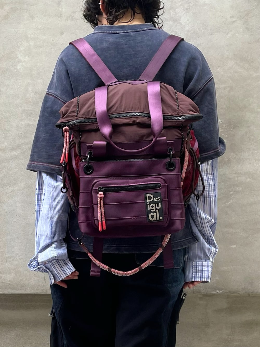 ブルー系のスウェット、ブルー系のデニムパンツ、レッド系のバックパック/リュックを着用したメンズの冬コーディネートの2枚目の写真