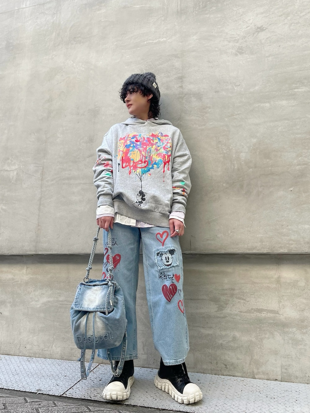 ブラック系のスウェット、ホワイト系のシャツ/ブラウス、ブルー系のデニムパンツを着用したレディースの冬コーディネートの2枚目の写真