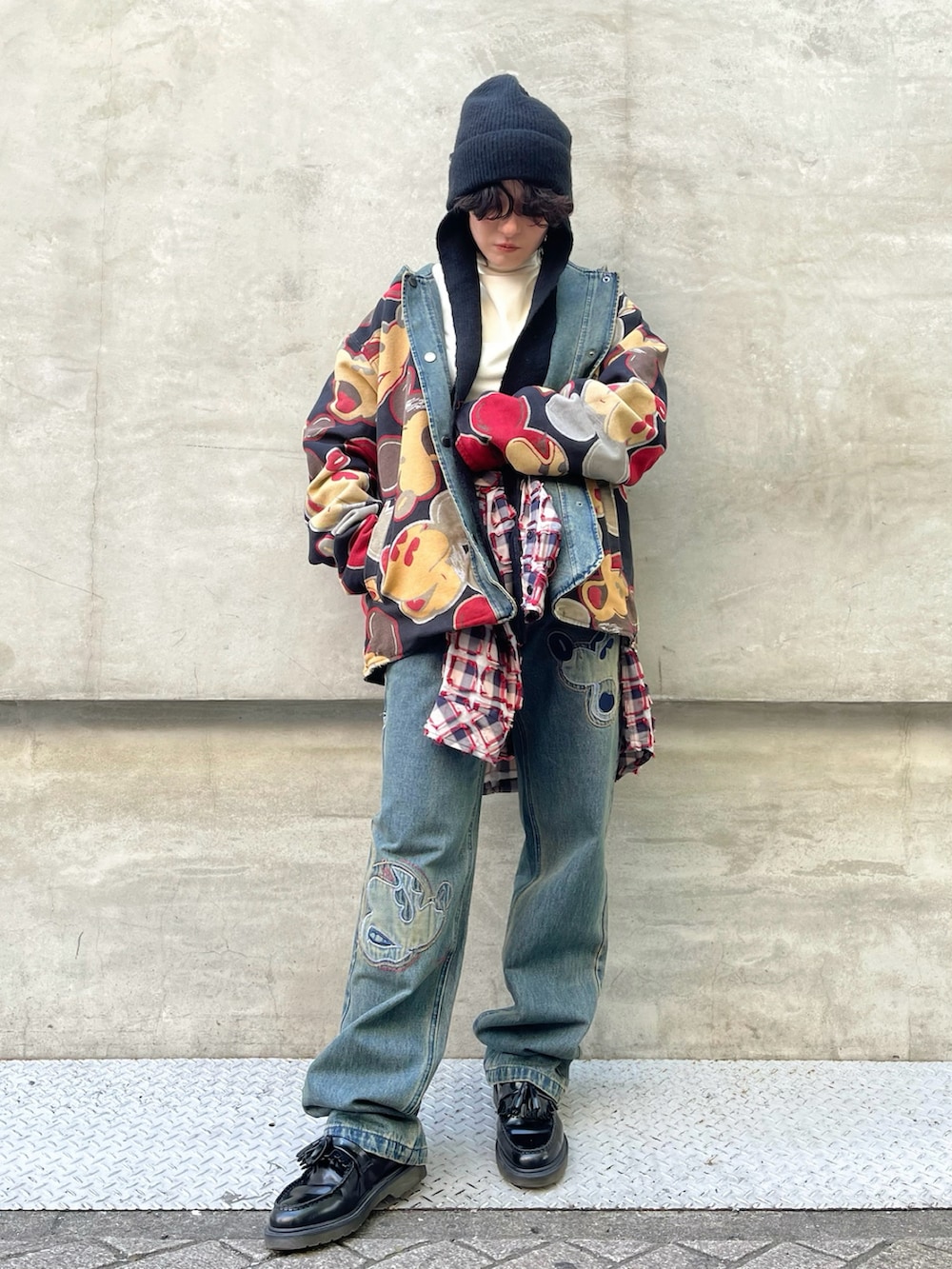 レッド系のシャツ/ブラウス、ブルー系のデニムジャケット、ブルー系のデニムパンツを着用したメンズの冬コーディネートの2枚目の写真