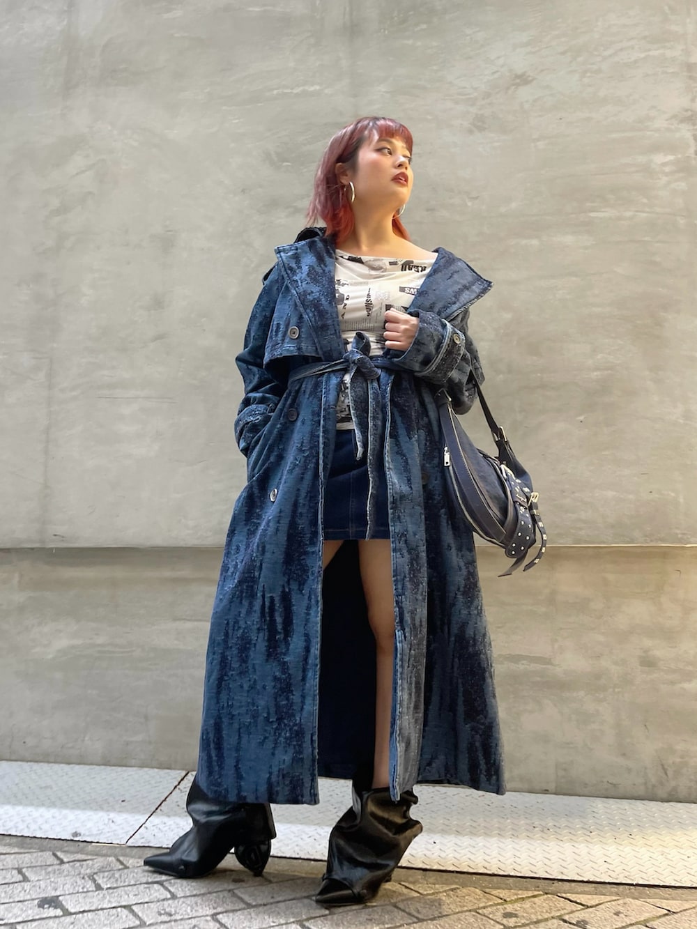 ホワイト系のTシャツ/カットソー、ブルー系のショルダーバッグ、ブルー系のジャケット/アウターを着用したレディースの秋コーディネートの2枚目の写真