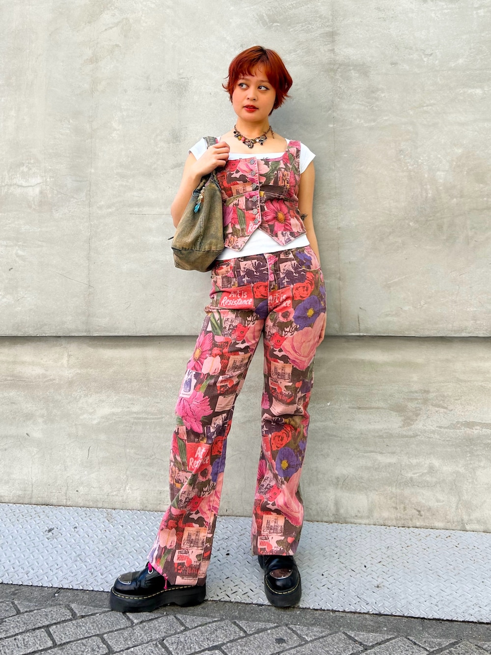 ホワイト系のTシャツ/カットソー、レッド系のデニムジャケット、レッド系のデニムパンツを着用したレディースの春コーディネートの2枚目の写真