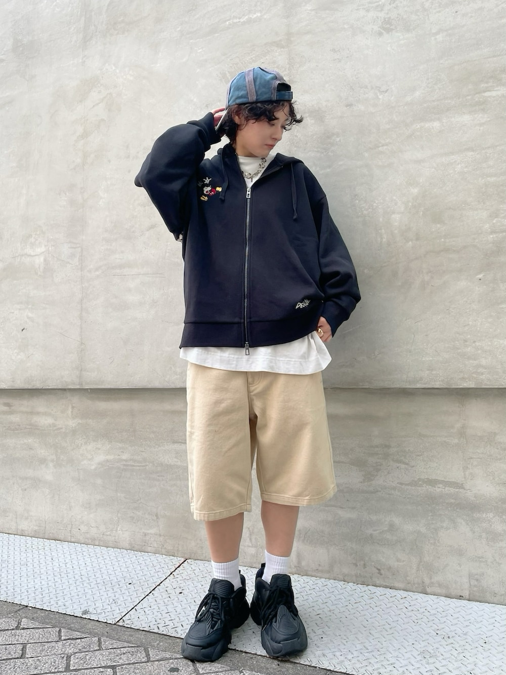 ホワイト系のデニムパンツ、ブラック系のスウェット、ホワイト系のTシャツ/カットソーを着用したメンズの秋コーディネートの2枚目の写真