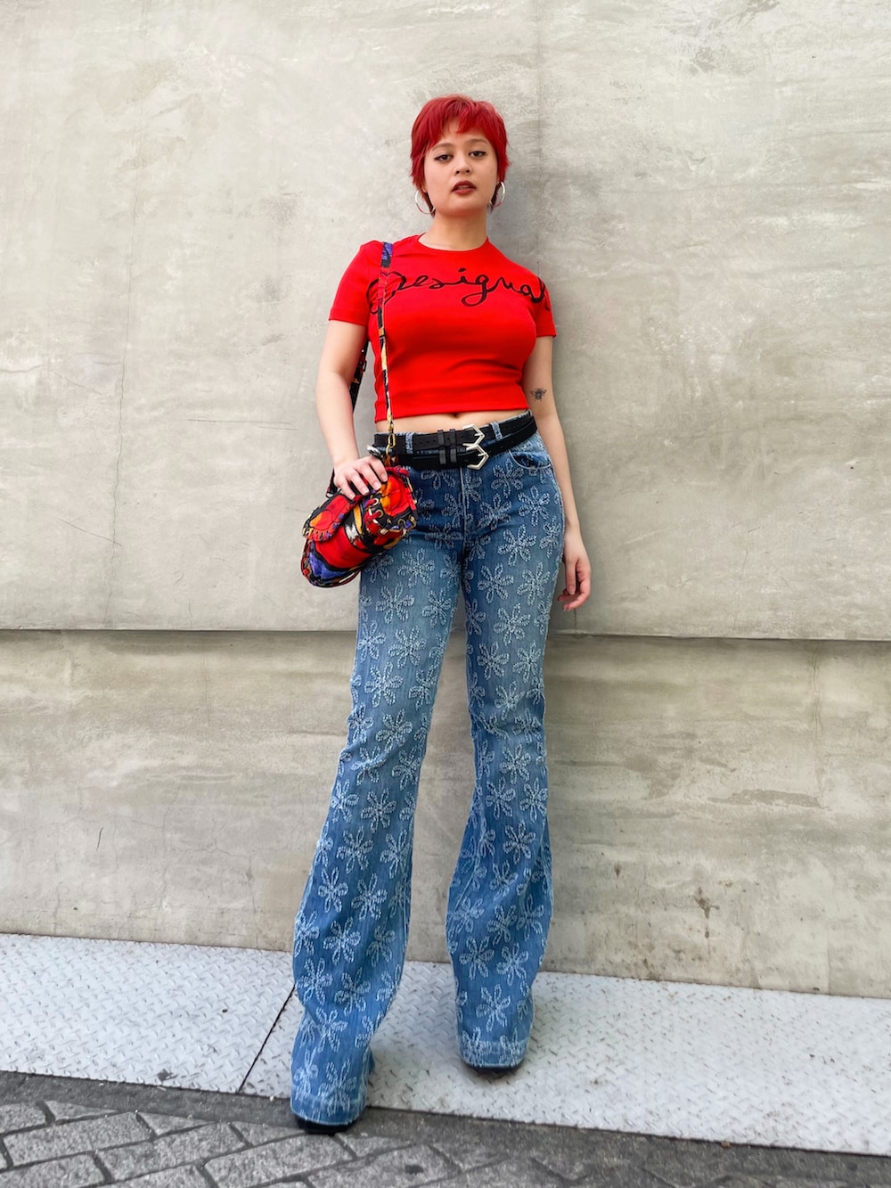 ホワイト系のTシャツ/カットソー、ブルー系のデニムパンツ、その他のハンドバッグを着用したレディースの夏コーディネートの3枚目の写真