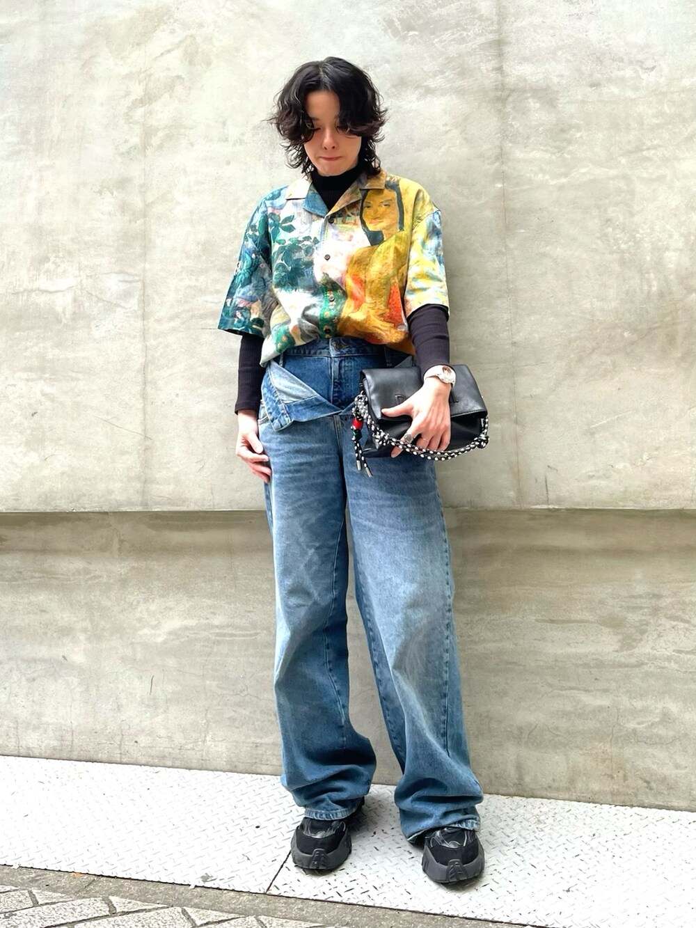 レッド系のシャツ/ブラウス、ブルー系のデニムパンツ、ブラック系のショルダーバッグを着用したメンズの春コーディネートの2枚目の写真