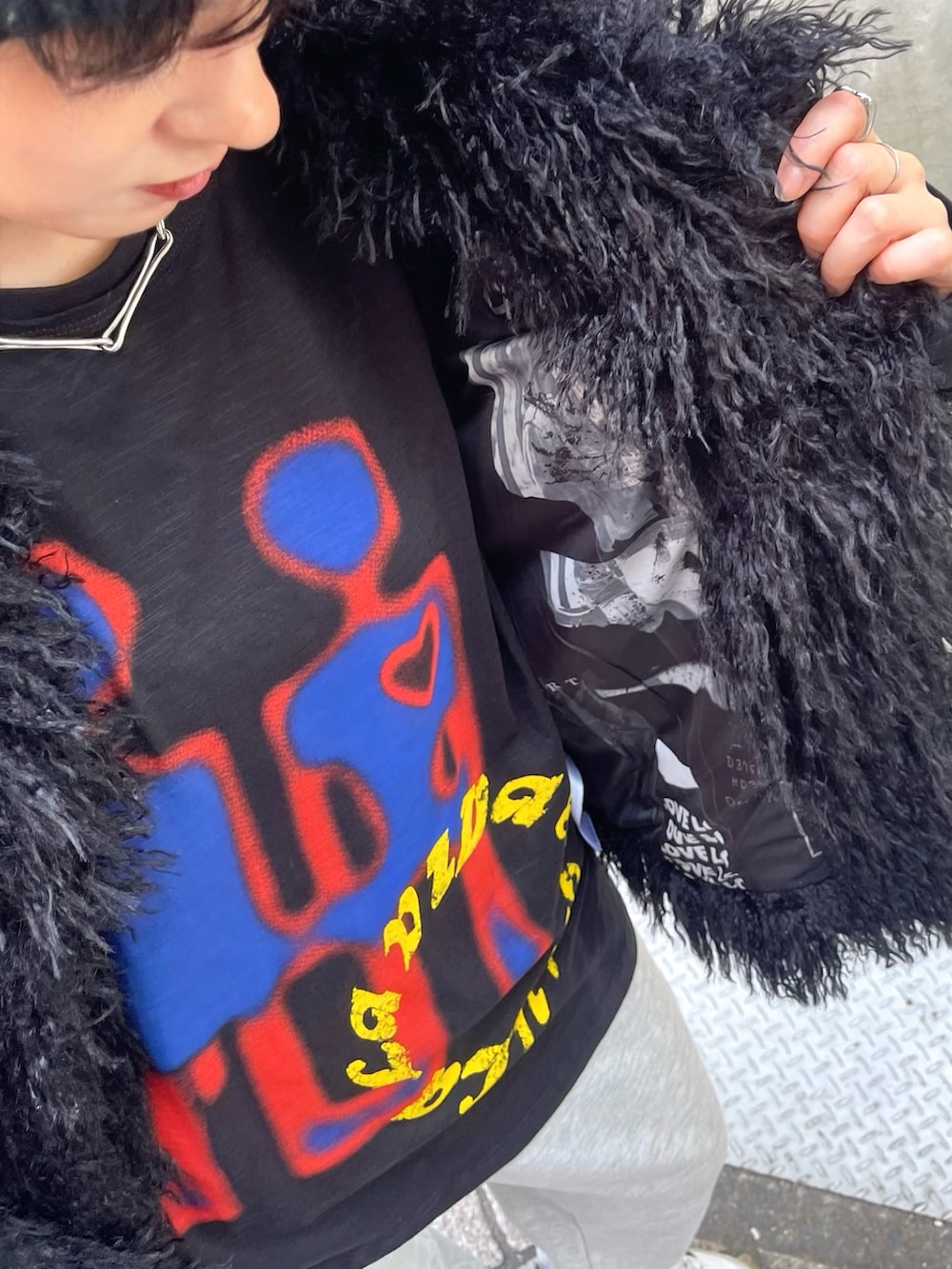ブラック系のTシャツ/カットソー、ブラック系のその他アウター、グレー系のパンツを着用したメンズの秋コーディネートの4枚目の写真