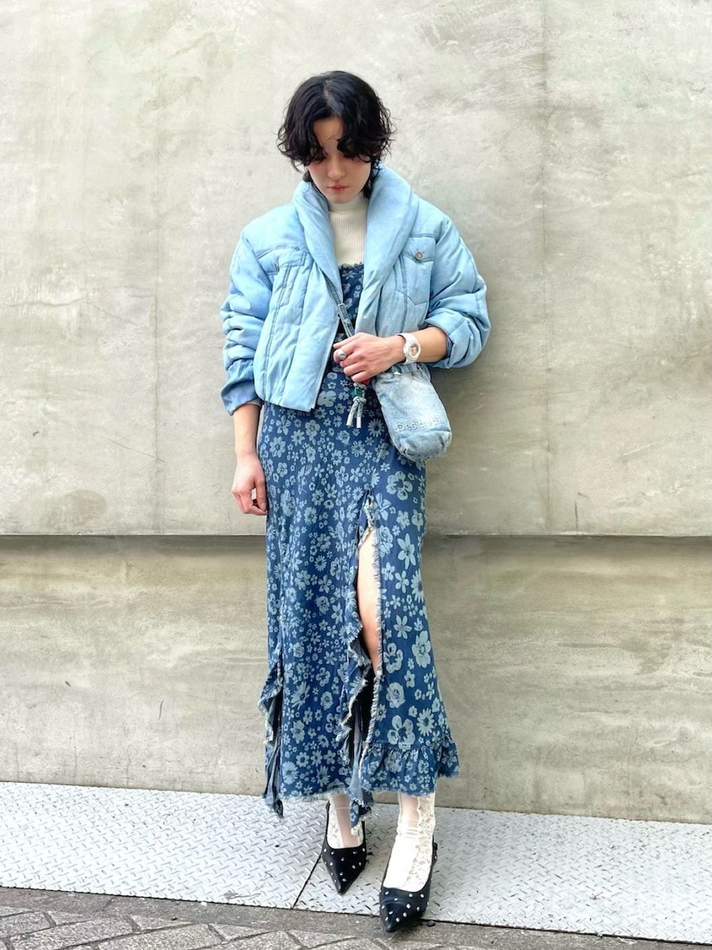 ブルー系のダウンジャケット/コート、ブルー系のワンピース、ブルー系のショルダーバッグを着用したレディースの冬コーディネートの2枚目の写真