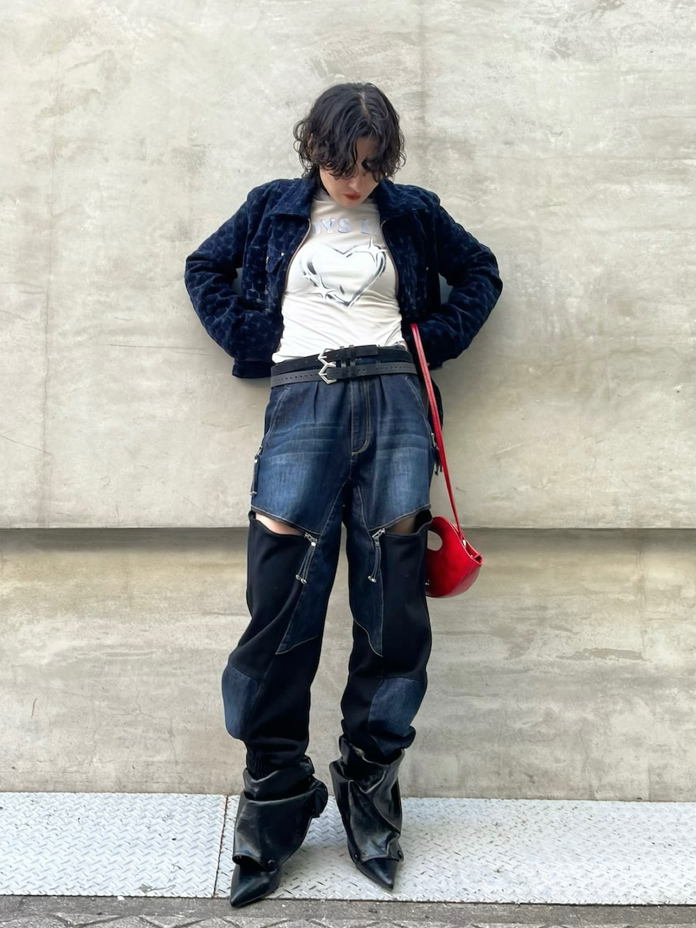 ブルー系のTシャツ/カットソー、ブルー系のデニムジャケット、ブルー系のデニムパンツを着用したレディースの冬コーディネートの2枚目の写真