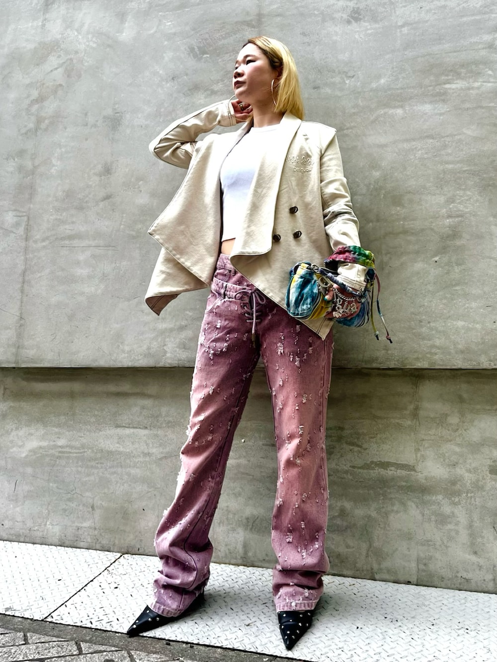 ホワイト系のデニムジャケット、その他のショルダーバッグ、ホワイト系のTシャツ/カットソーを着用したレディースの春コーディネートの2枚目の写真