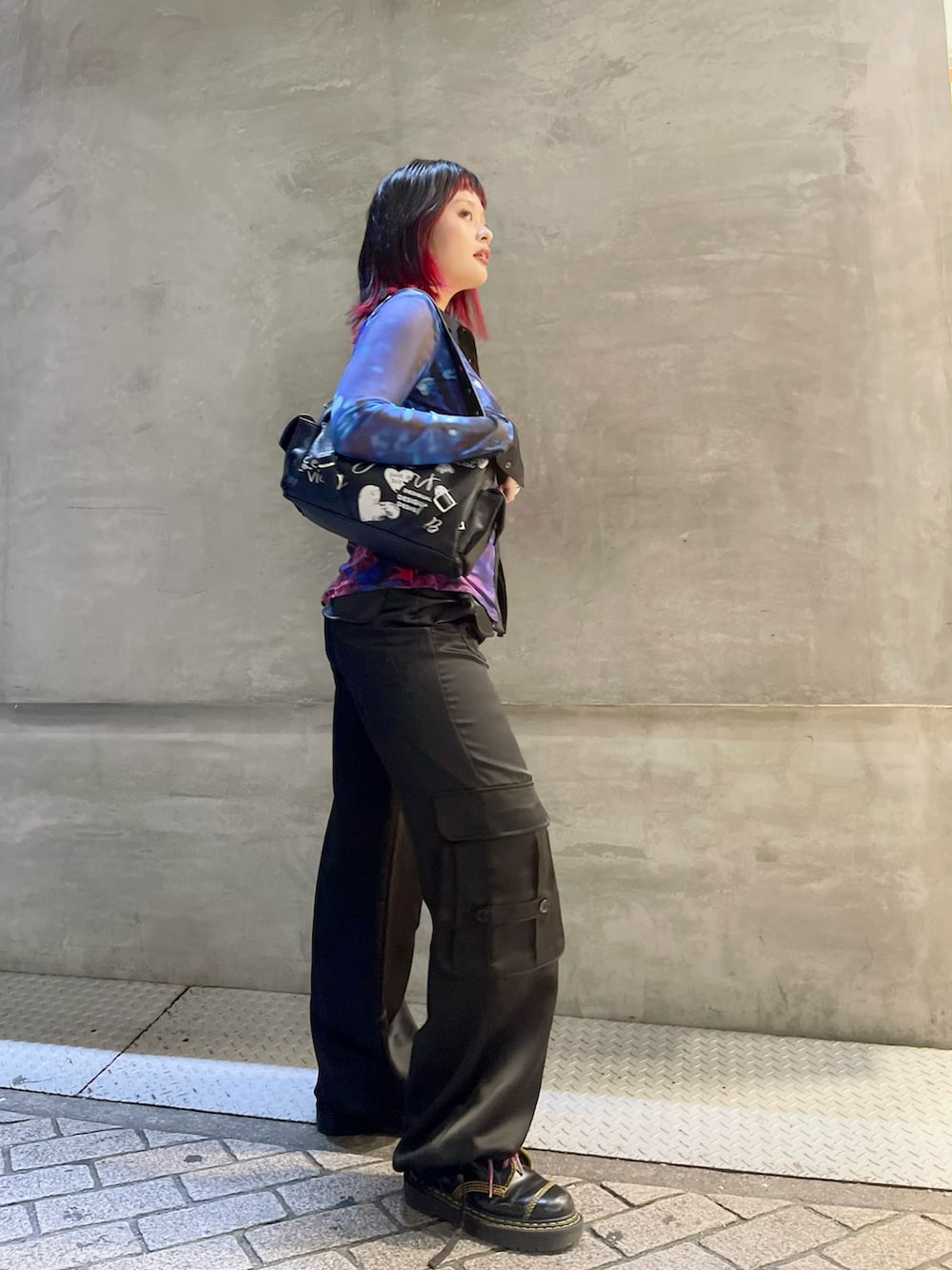 ブラック系のハンドバッグ、ブラック系のTシャツ/カットソー、ブラック系のその他パンツを着用したレディースの秋コーディネートの2枚目の写真