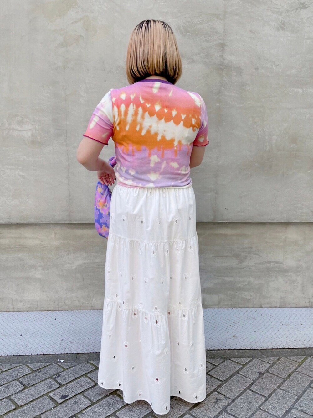 ホワイト系のスカート、その他のシューズ、レッド系のTシャツ/カットソーを着用したレディースの春コーディネートの2枚目の写真
