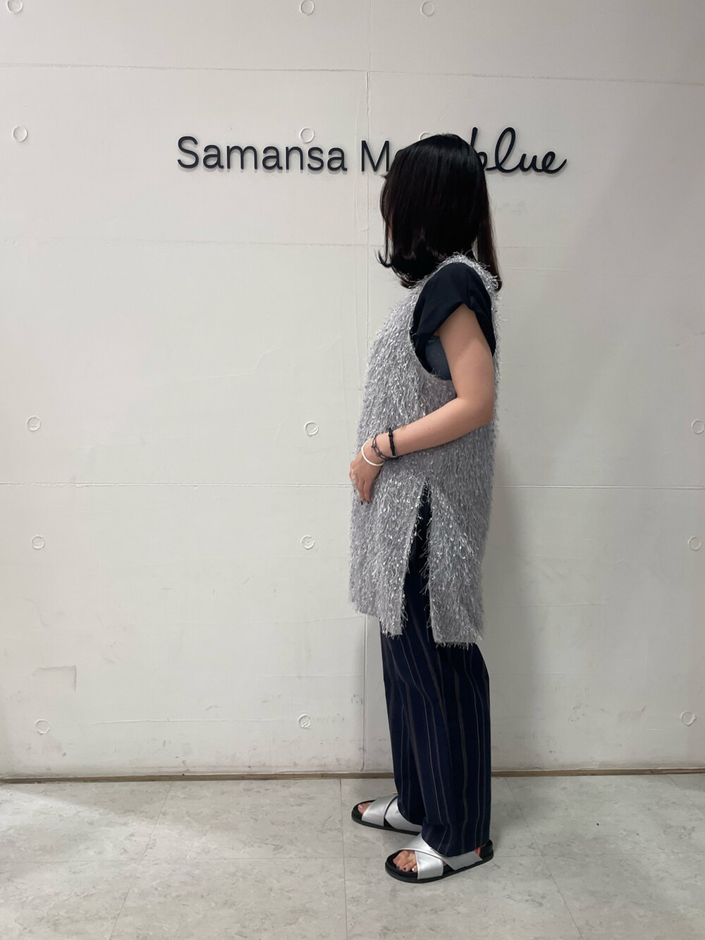 ブラック系のシャツ/ブラウス、グレー系のTシャツ/カットソー、ブルー系のその他パンツを着用したレディースの秋コーディネートの2枚目の写真