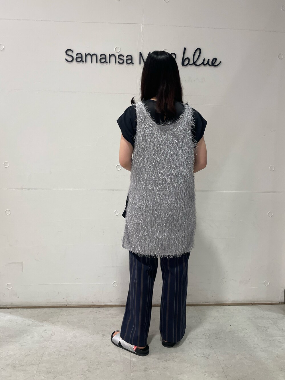 ブラック系のシャツ/ブラウス、グレー系のTシャツ/カットソー、ブルー系のその他パンツを着用したレディースの秋コーディネートの3枚目の写真