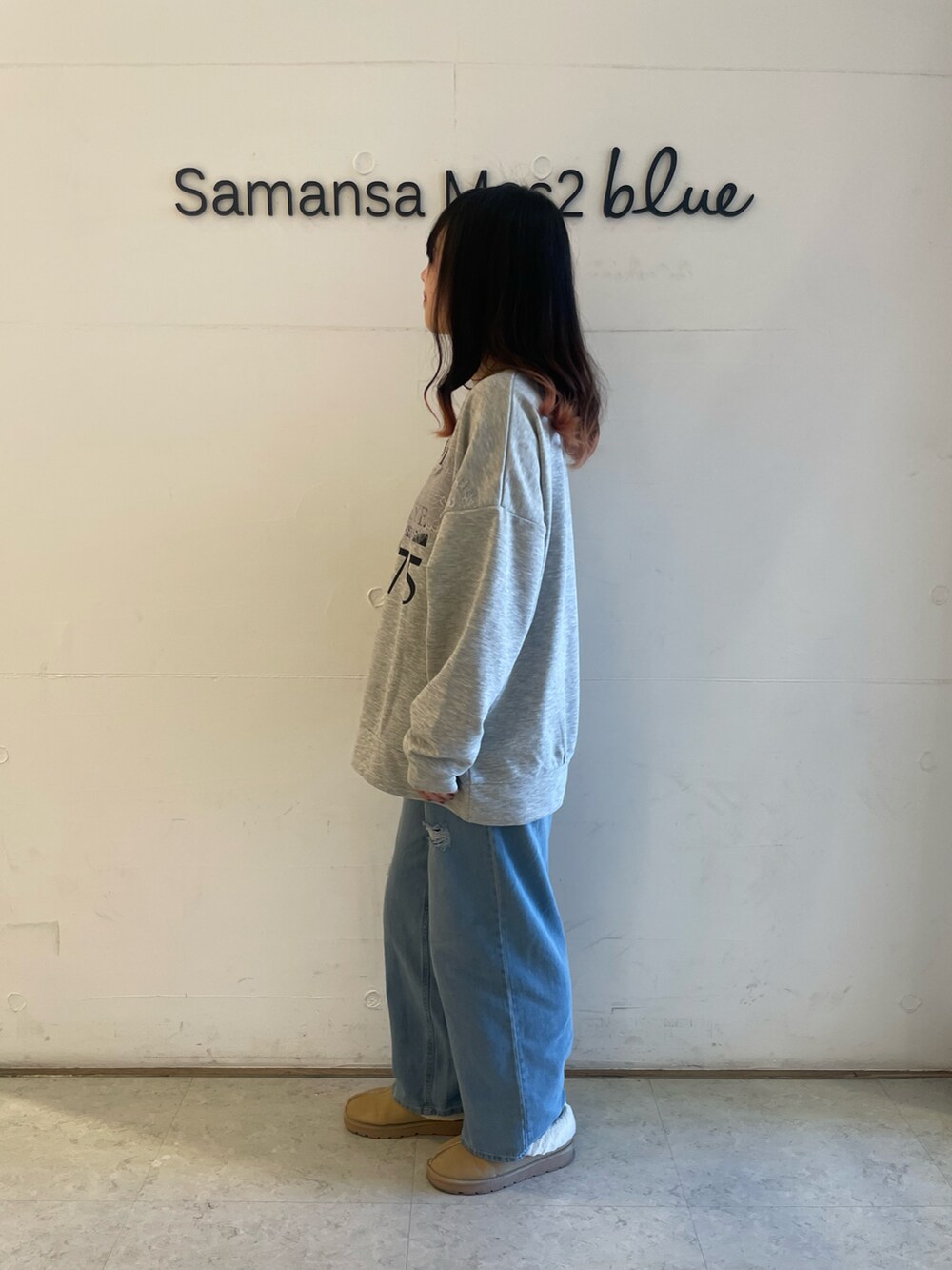 「Samansa Mos2 blue、春コーデ、スウェット、グレー、デニムパンツ、デニム」｜「Samansa Mos2 blueの【ECO DENIM】ウエストフリルパンツ（その他パンツ、ブルー系）」を使った、wakaさん（レディース・158cm）の春コーディネートの2枚目の写真
