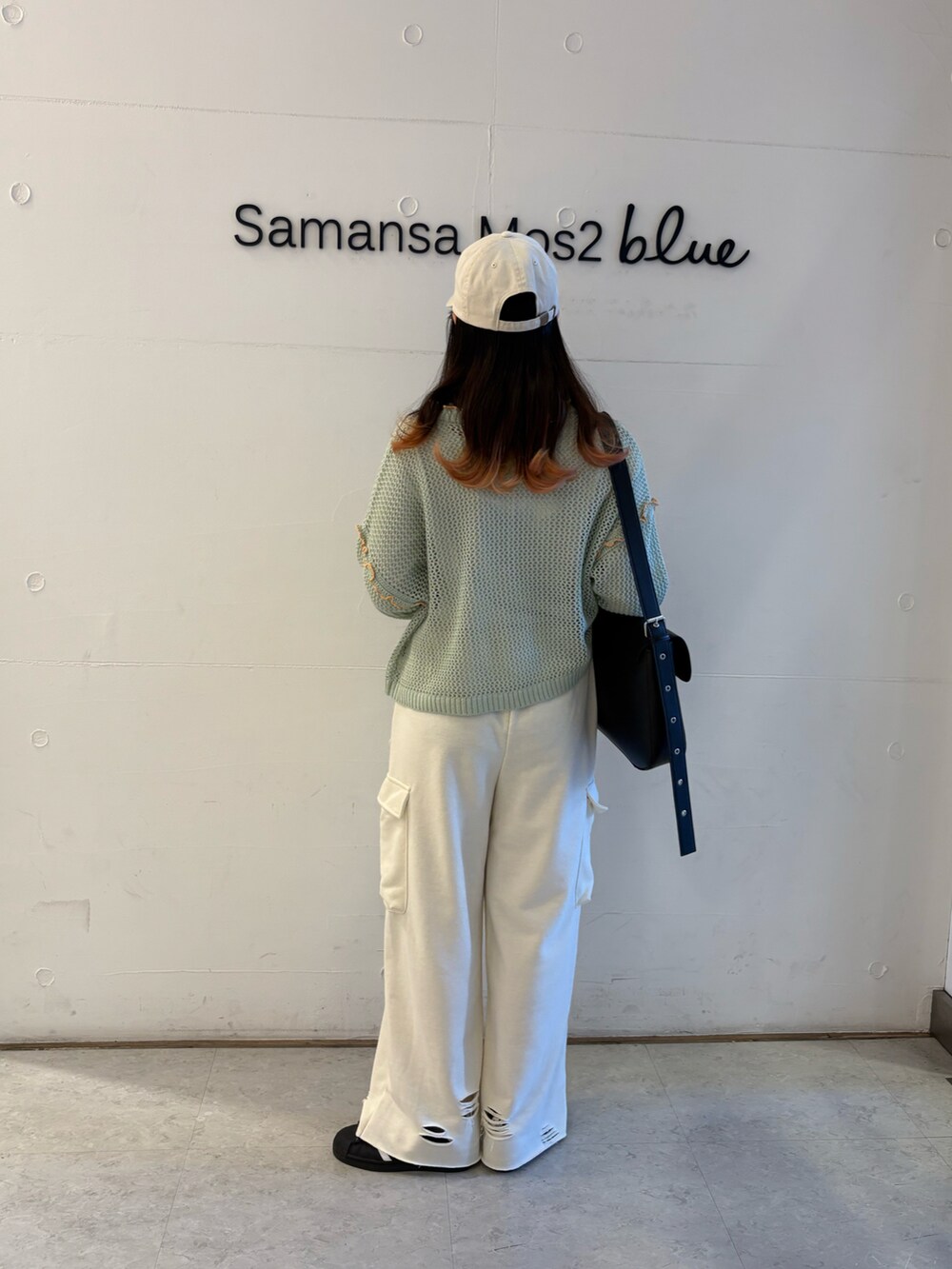 「パンツコーデ、ehka sopo、スウェットパンツ、カーディガン、春コーデ」｜「ehka sopoのエコレザーショルダーバッグ（ショルダーバッグ、ブラック系）」を使った、wakaさん（レディース・158cm）の春コーディネートの3枚目の写真