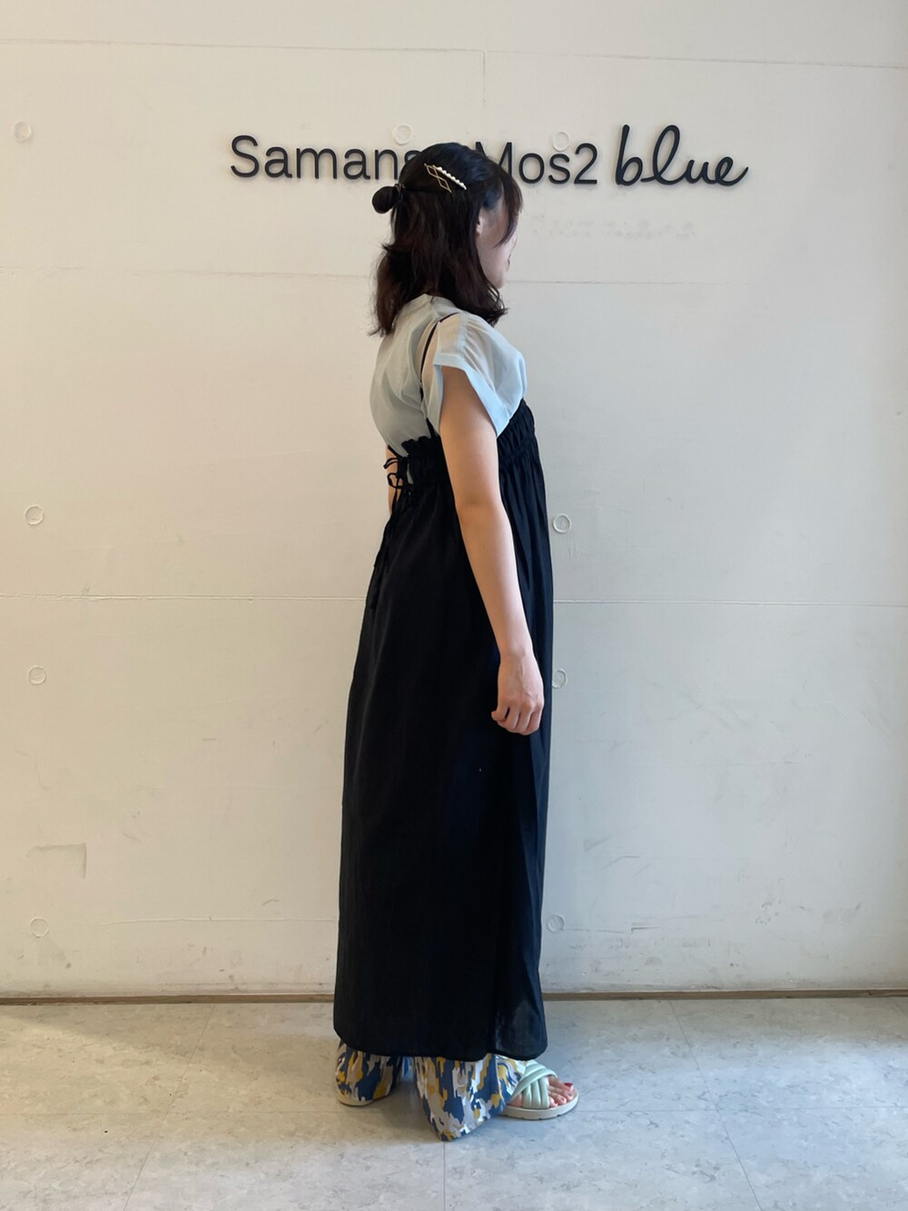 ブルー系のシャツ/ブラウス、ブラック系のワンピース、ブルー系のその他パンツを着用したレディースの夏コーディネートの2枚目の写真