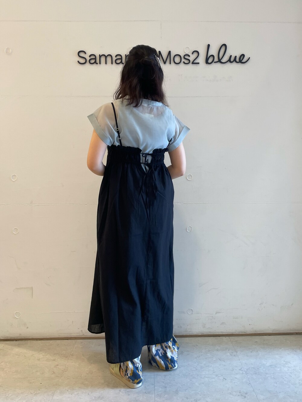 ブルー系のシャツ/ブラウス、ブラック系のワンピース、ブルー系のその他パンツを着用したレディースの夏コーディネートの3枚目の写真